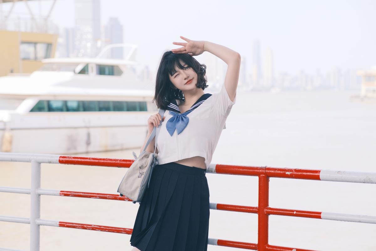 《JK 校花：聆听初夏，风拂发间的蔚蓝心事》