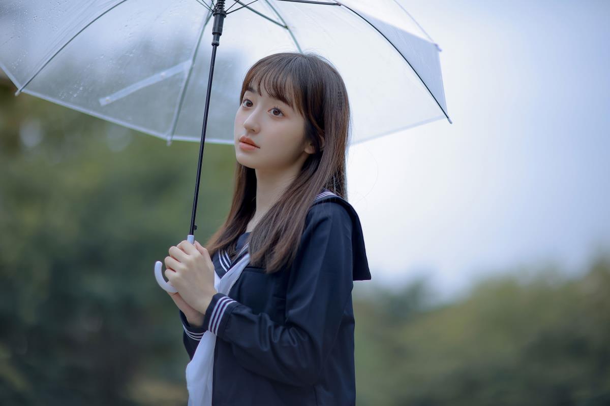 雨天里的JK少女：不能说的秘密与校花的清新阴郁