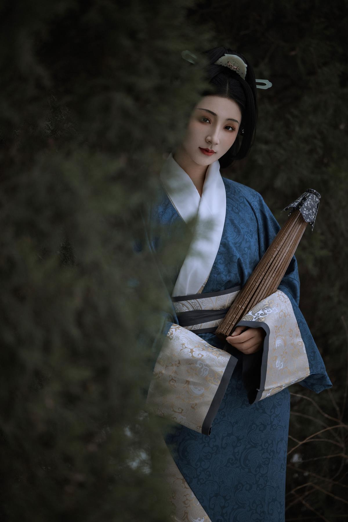 《白头吟》：皑如山上雪，皎若云间月，绘古典古风雪景意境