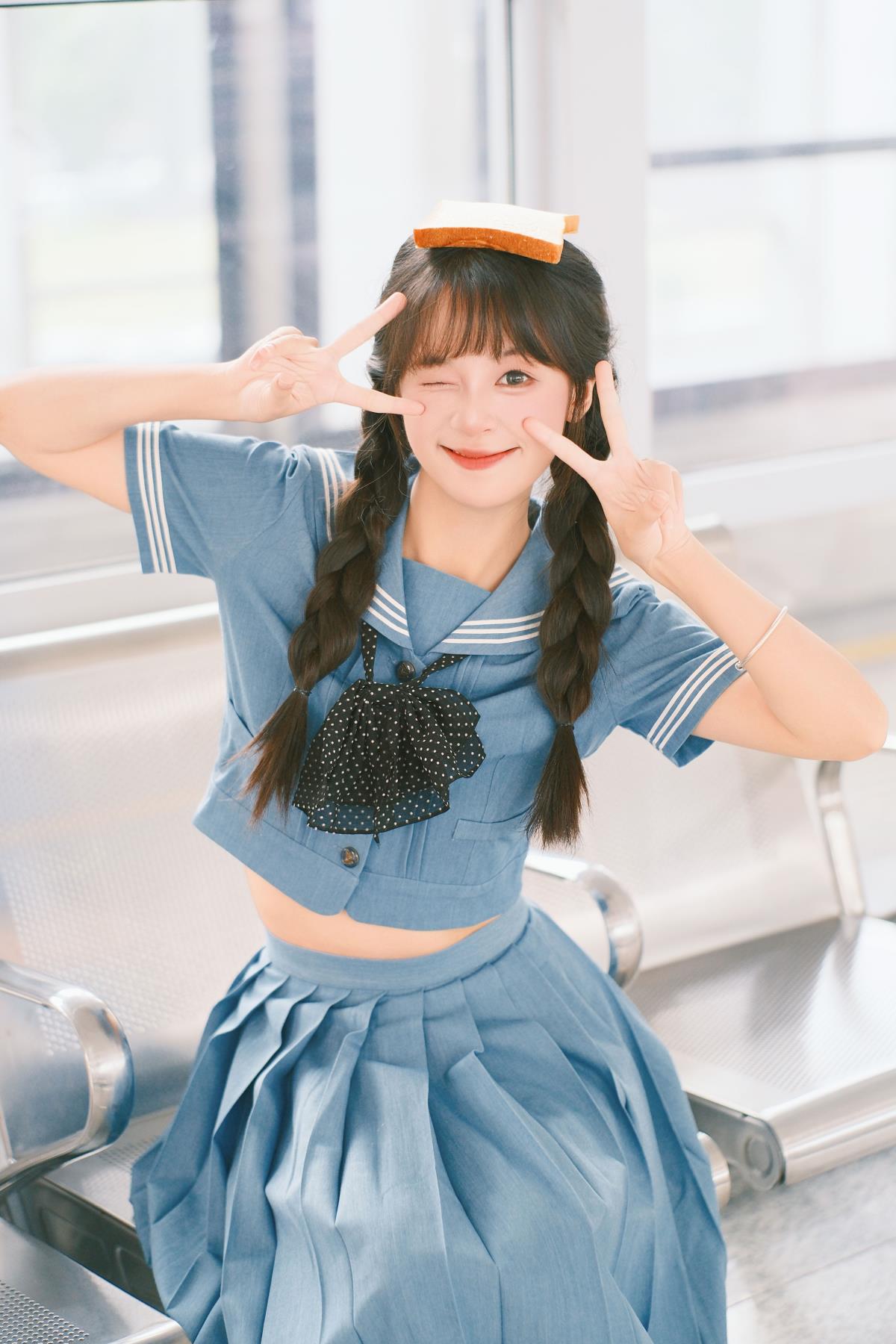 《蓝色系JK：地铁站的青春元气与可爱裙摆》 或者 《蓝色JK裙摆似小风车，地铁站里的少女元气时光》 又或者 《马尾与蓝色JK，地铁站的可爱元气瞬间》