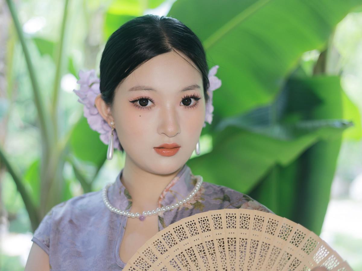 镜花水月间，旗袍紫韵里的夏日风情