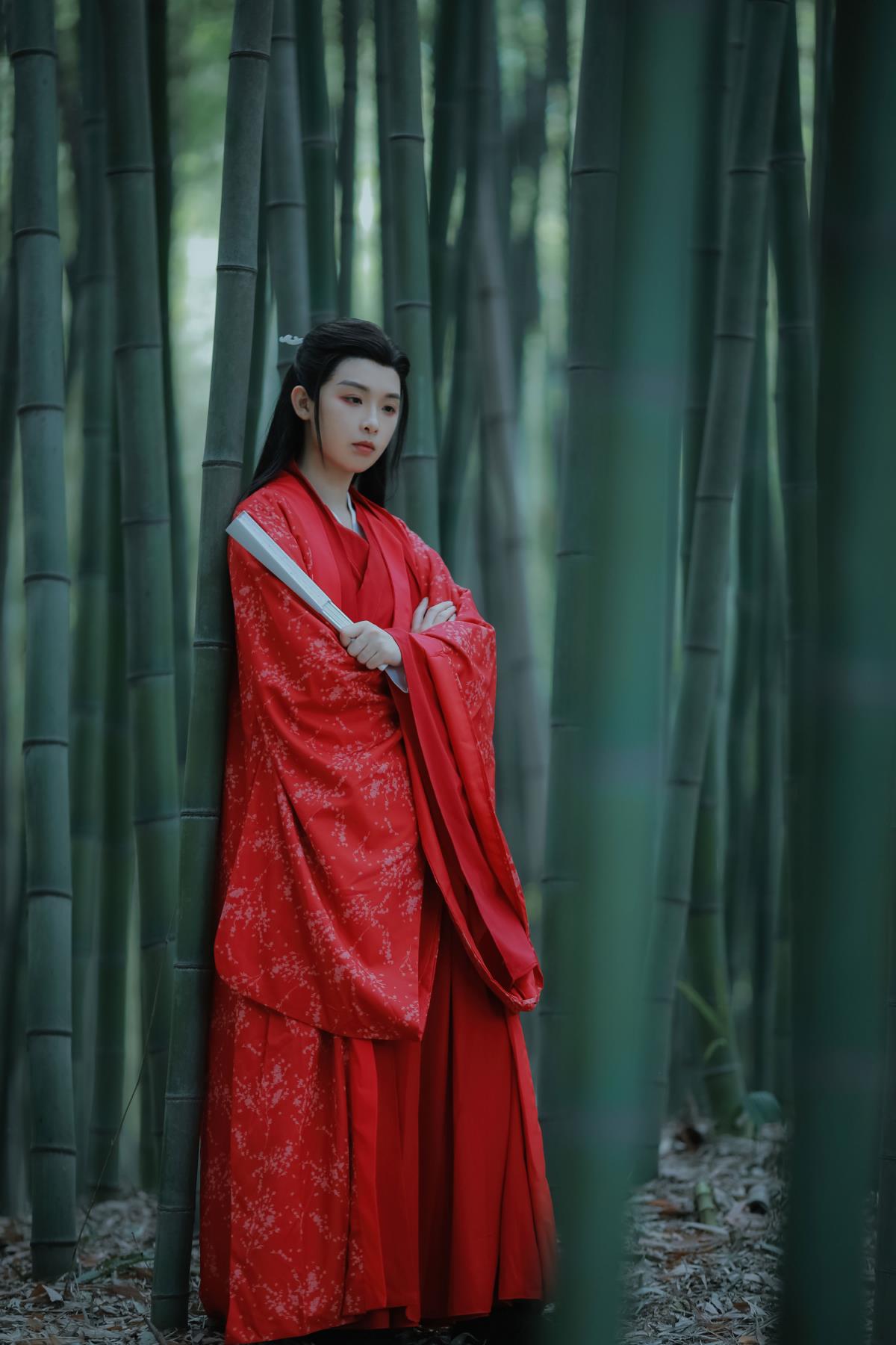 《负世红衣女侠：温客行于竹林间的决绝》 《竹林红衣间，温客行的“举世皆可杀”》 《古风女侠温客行：负世之叹与竹林红衣》