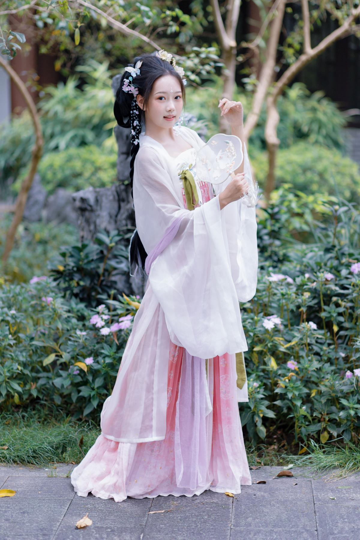 春日园林中，袅娜少女的无忧时光