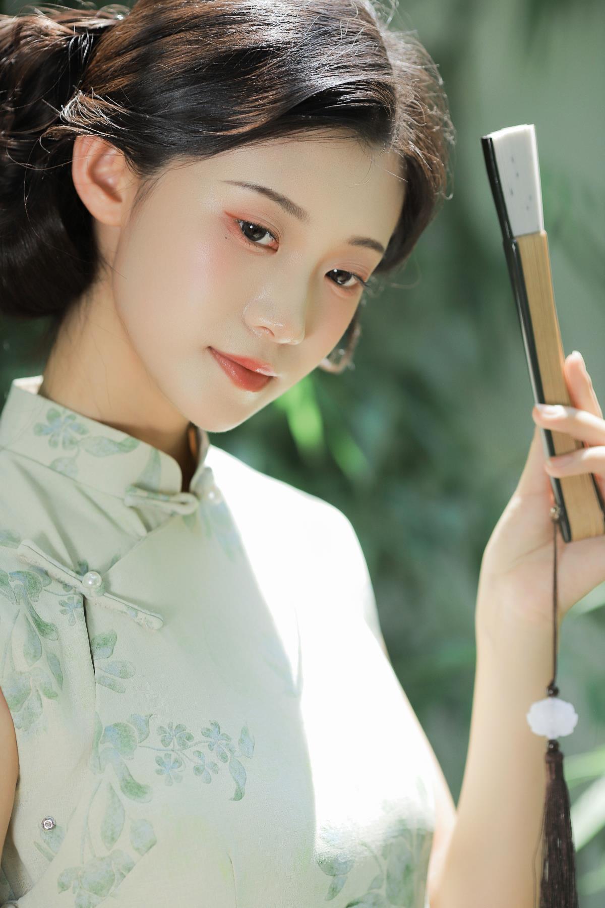 竹影旗袍梦，幽径觅流光