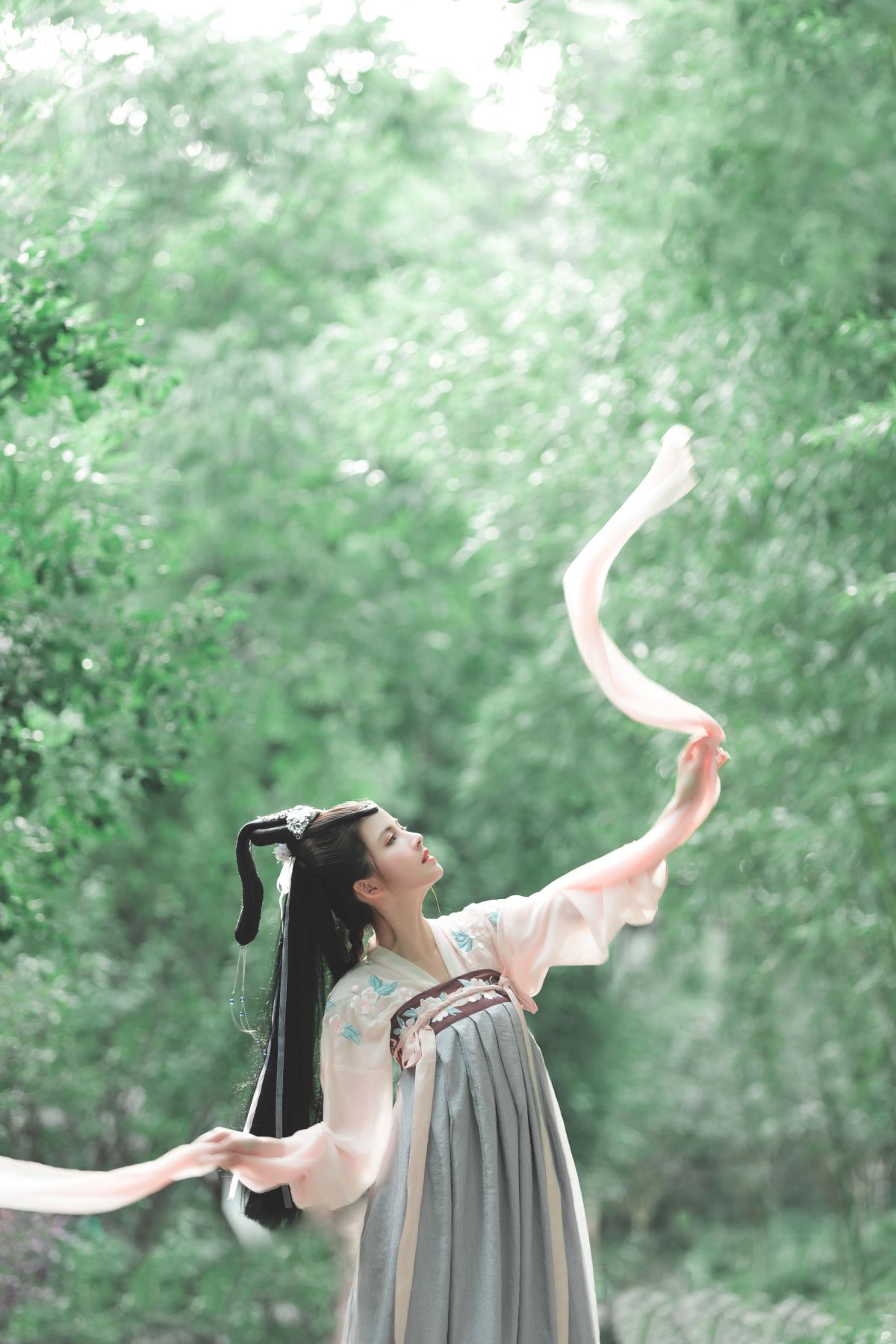 莺歌与佳人：古风汉服下的唯美留春之咏