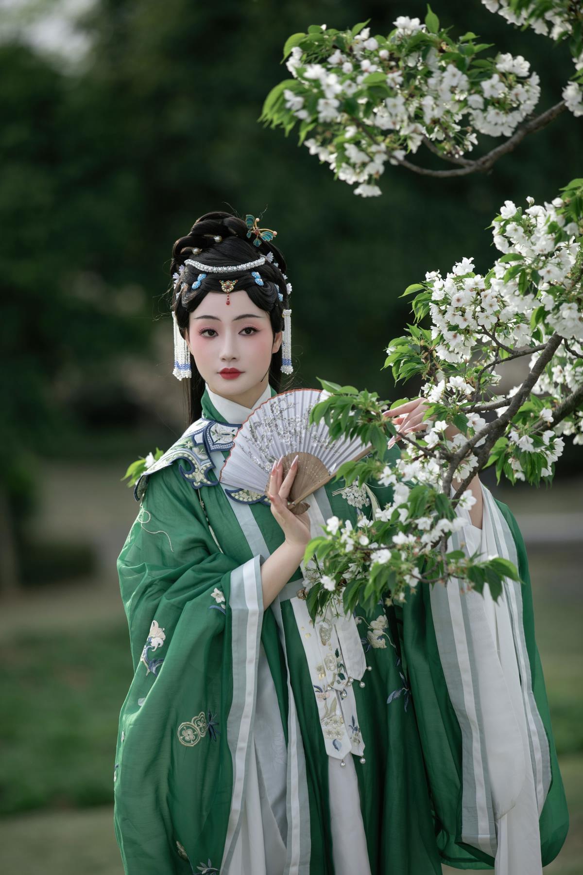 《戏曲舞蹁跹，唱尽心中事，难觅少时风光》 解析：将提取的关键信息“戏曲”“舞蹁跹”“唱尽心中事”“不似少时风光”进行组合，形成了一个富有文艺风格且体现戏曲意境的标题，同时符合不使用《》符号的要求。