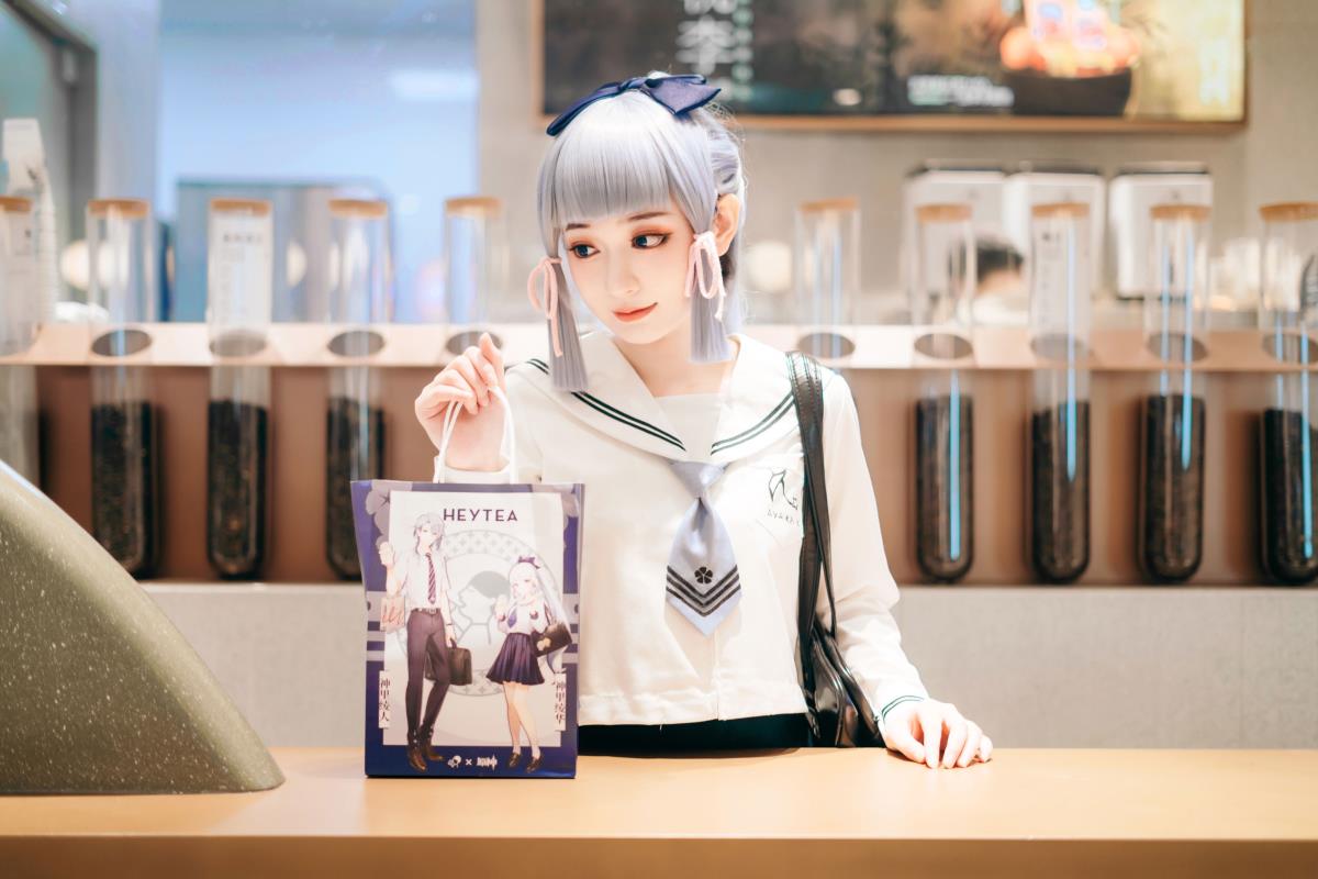 神里绫华JK制服：手持奶茶，尽显可爱风情