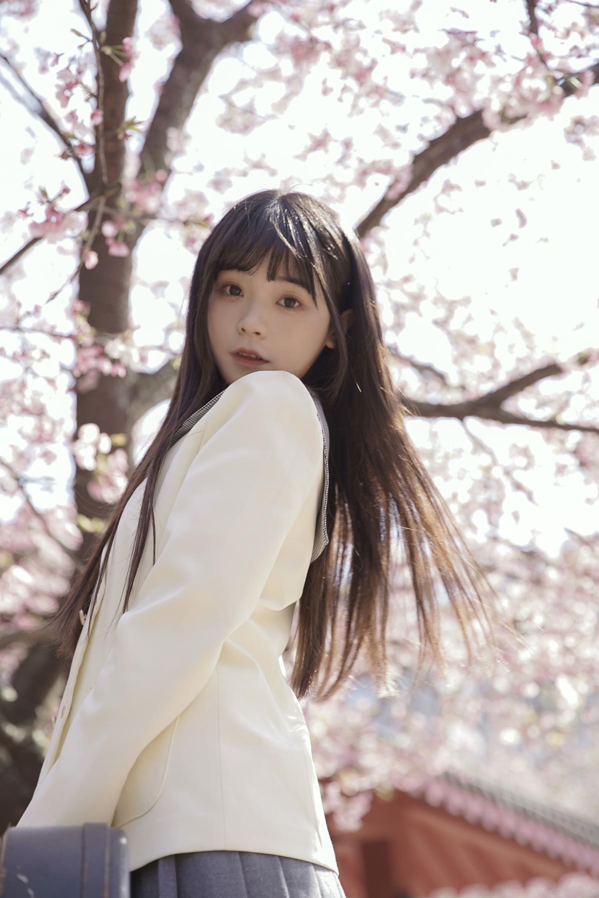 樱花下的日系少女：制服与刘海营造动漫氛围