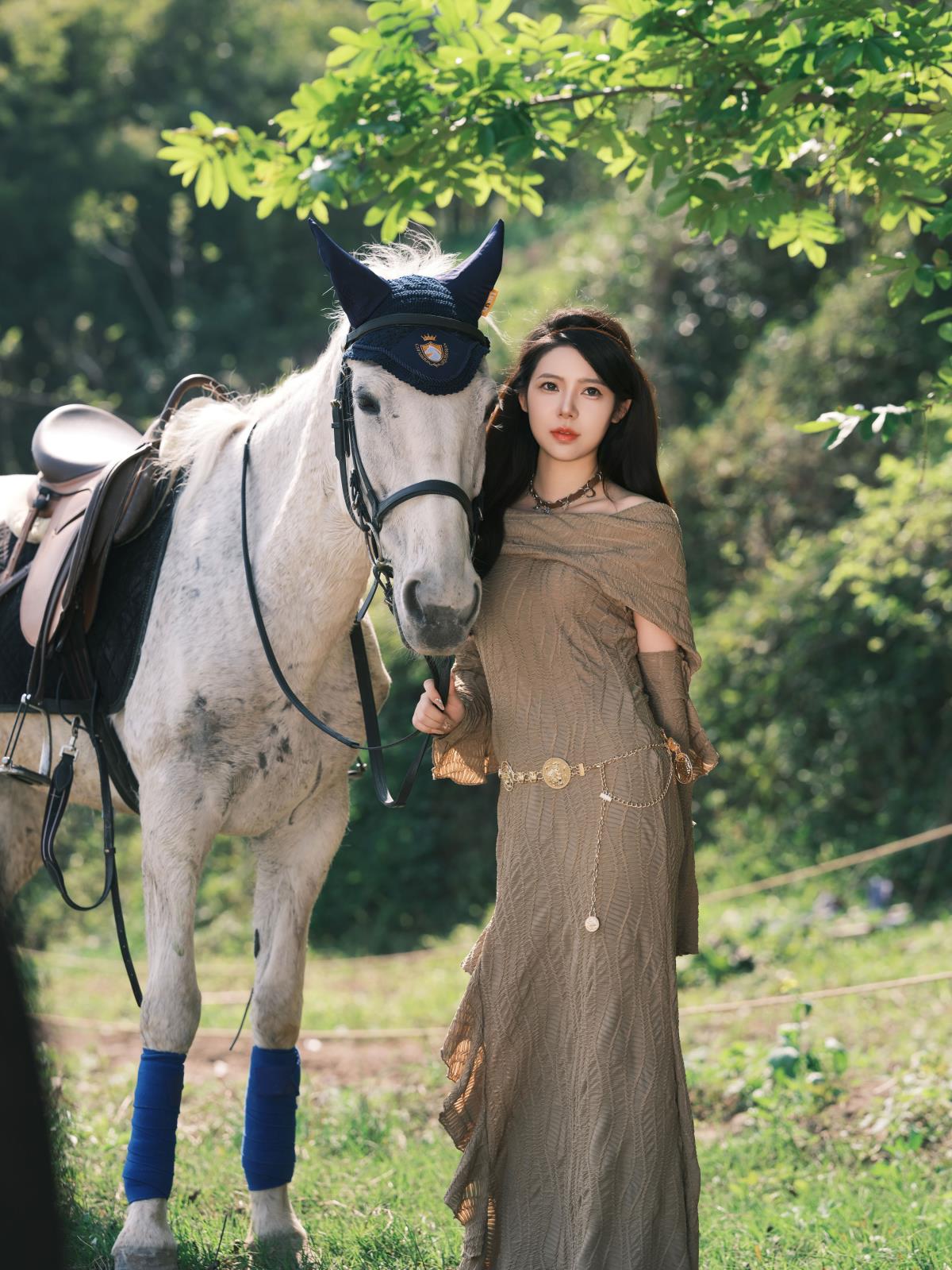 《末日沙丘公主：策马奔腾间的优雅与自由》 或者 《沙丘公主的末日：在自由中绽放的优雅意境》 或者 《末日沙丘，潇洒公主的策马奔腾与优雅氛围》