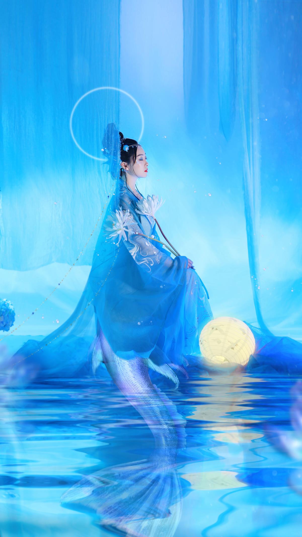 《月光下的深海幻梦：人鱼公主与仙女的玄幻禅意交织》 （将提取信息组合并加工，使其更具文艺感和意境，因原始信息有限，仅能做此简单组合创作，供参考，你可根据实际需求调整） 或者 《深海人鱼公主：月光织梦，邂逅仙女的玄幻禅意之境》 又或者 《月光洒海，人鱼公主的深海幻梦与仙女玄幻禅意之旅》