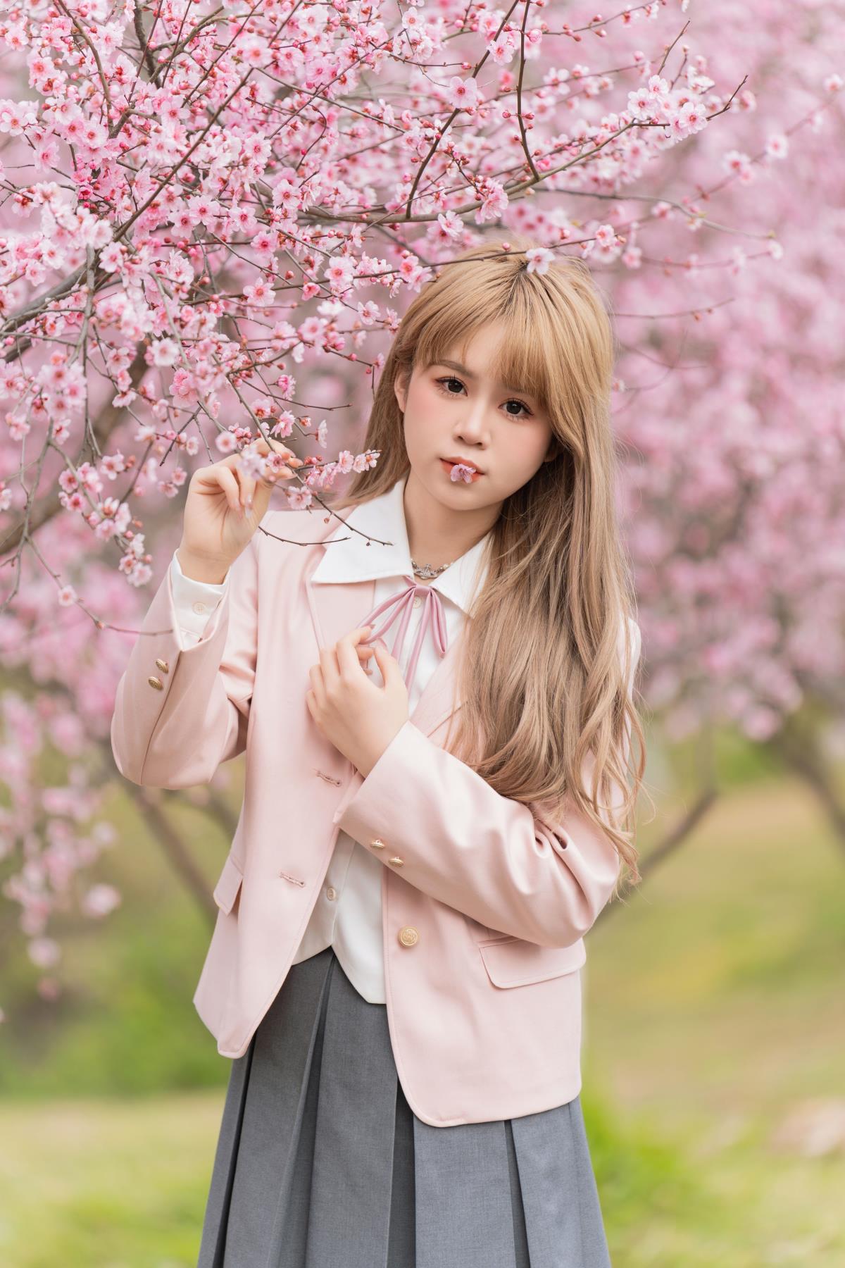 《美人·梅间梦，少女画中游》