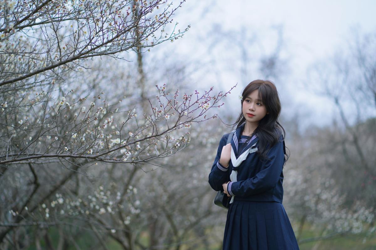 《梅下阴天，邂逅穿 JK 制服的美少女与树林梅花》 解析：将原信息中的关键元素“梅花树下”“阴天”“jk 制服”“树林”“梅花”“美少女”进行组合，形成一个连贯且富有画面感的标题，符合文艺向风格。