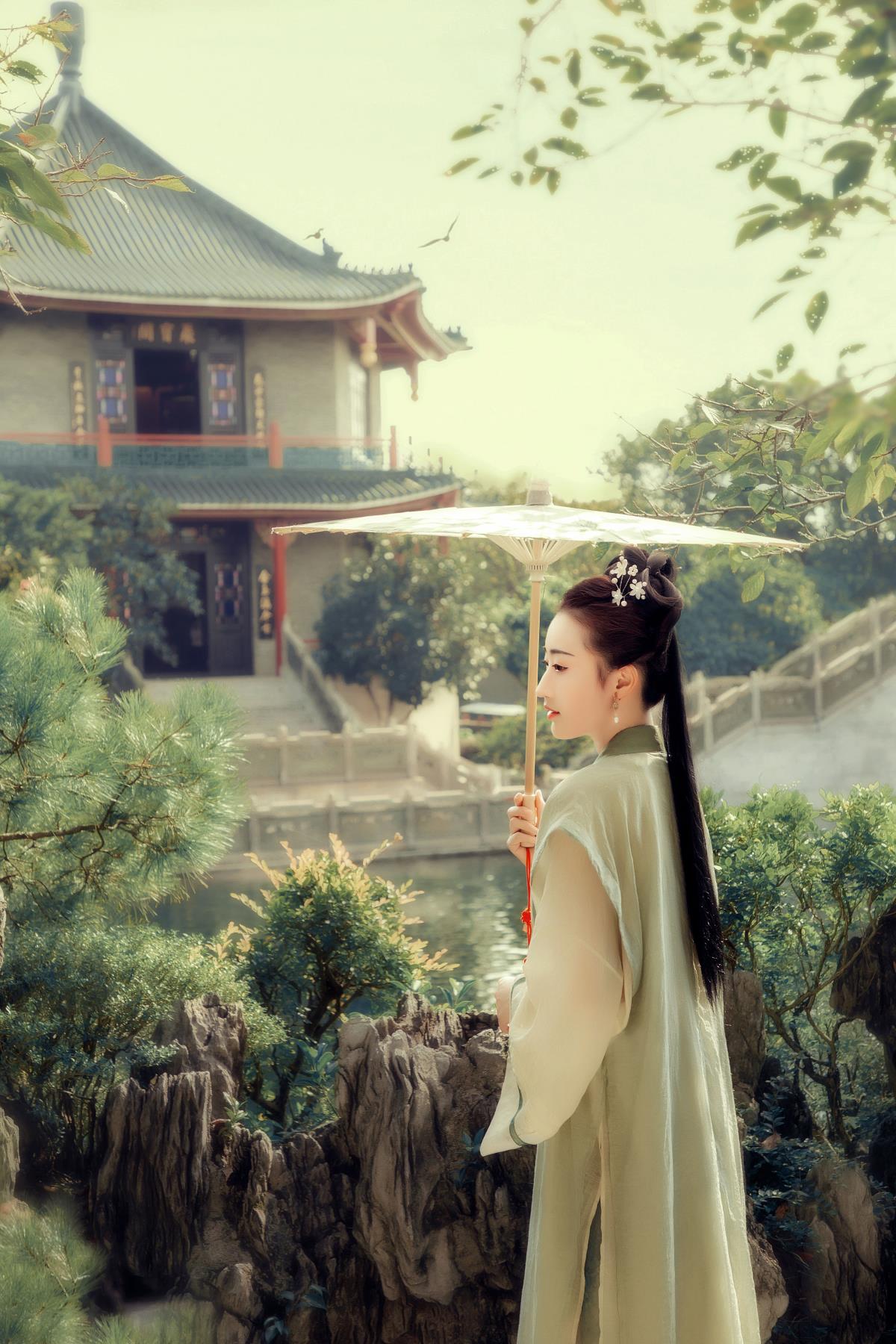 天青色灯烟雨下的青山情韵：中式古风园林美学之境