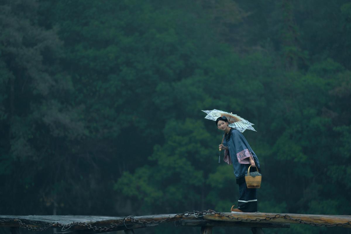 时间停驻那年，闻泥土清香与秋雨碎声
