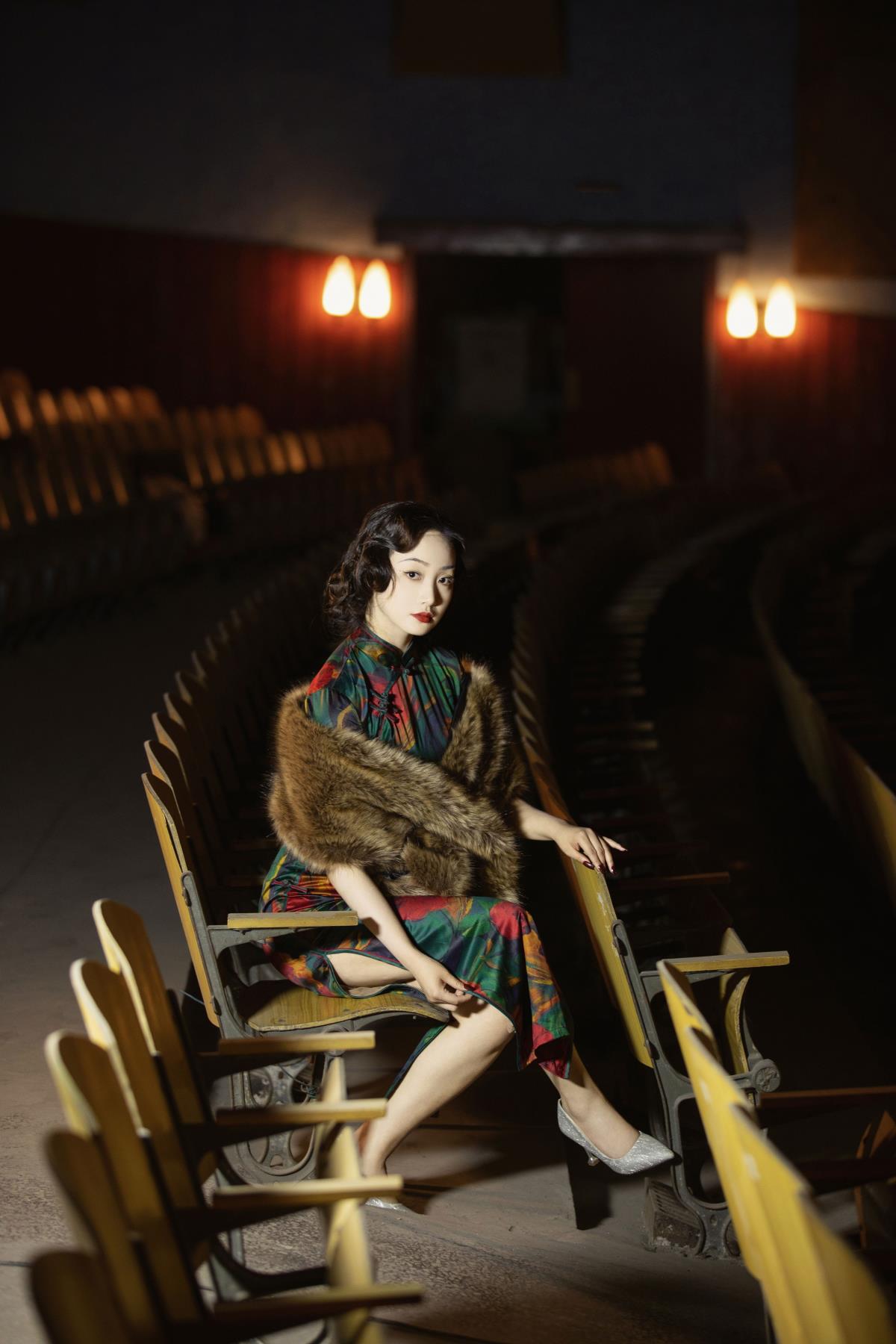 《探水清河情，唱秦淮景：复古旗袍民国肖像里的悠悠韵事》 （将内容组合并适当加工，突出复古、民国等元素，营造意境）