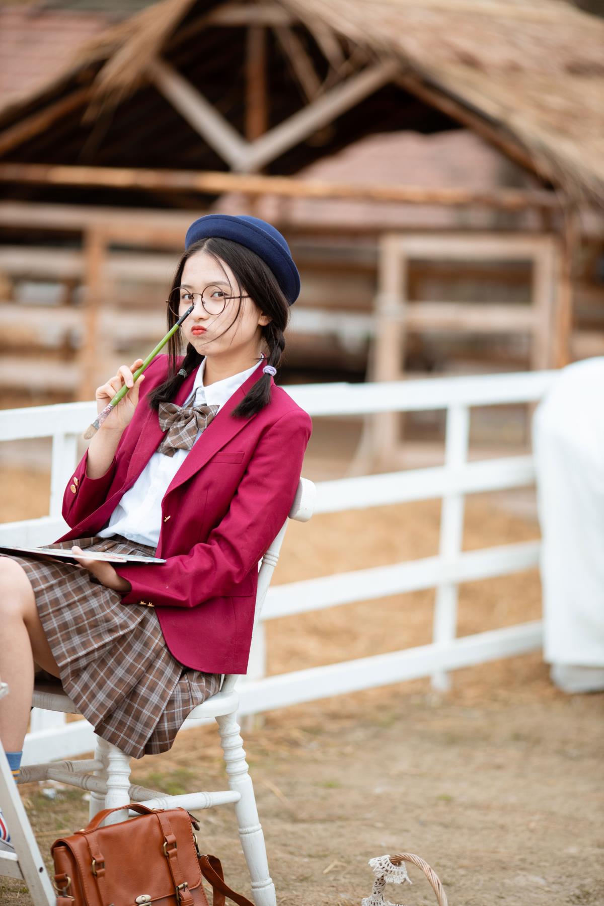 《绘梦少女：以色彩勾勒心间美好，用画笔定格璀璨瞬间》