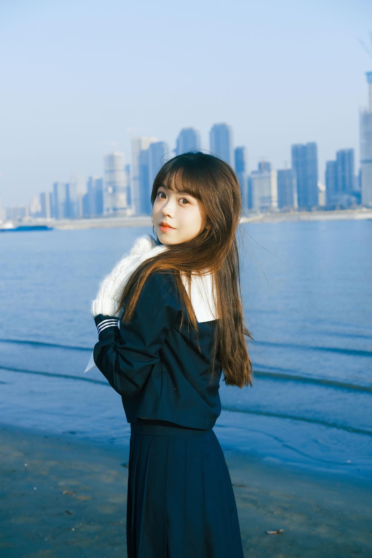 梦入深蓝：元气少女与粼粼水波、落日余晖的邂逅