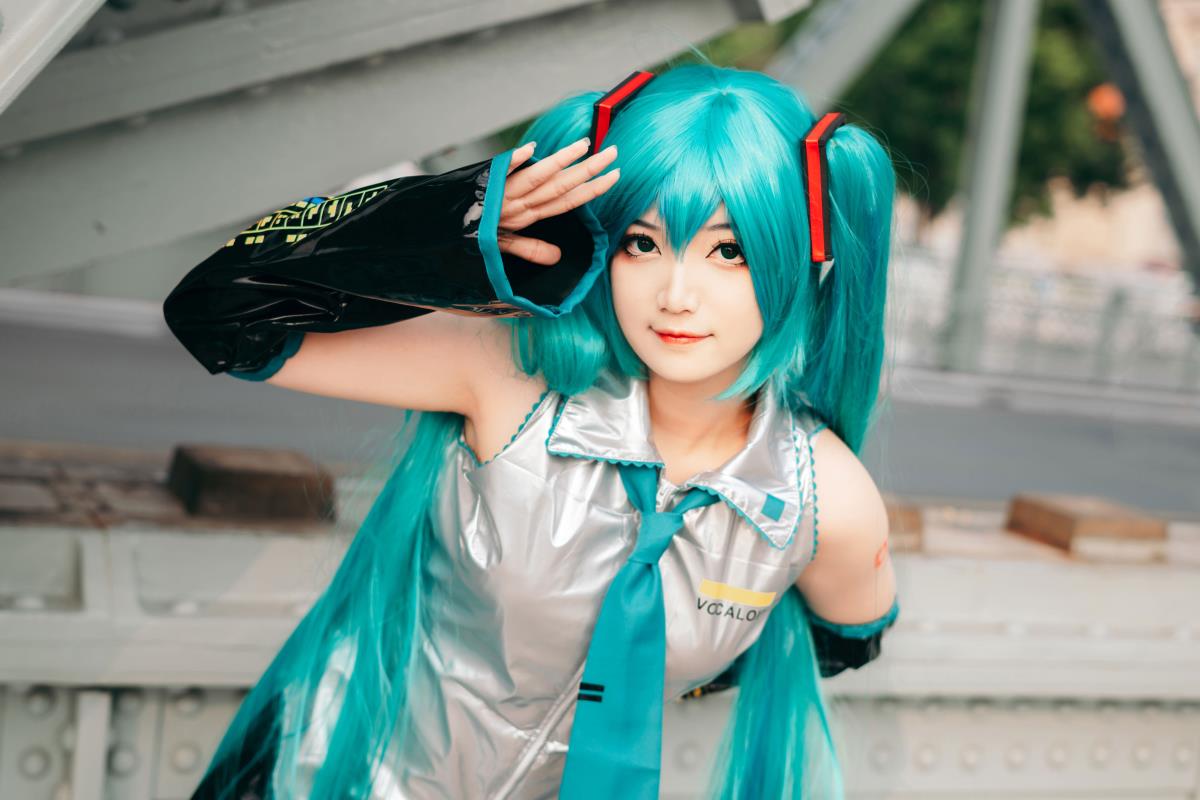《邂逅初音未来：最初之美与 Cosplay 的梦幻交织》