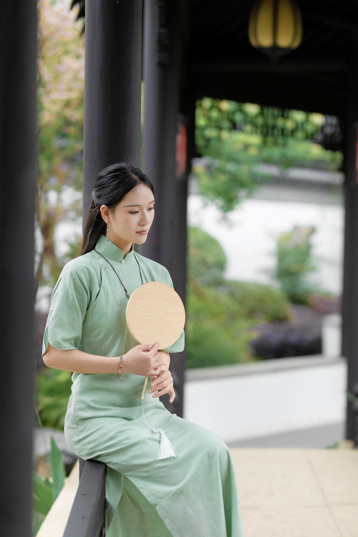 江南：旗袍勾勒的唯美画卷与复古情怀