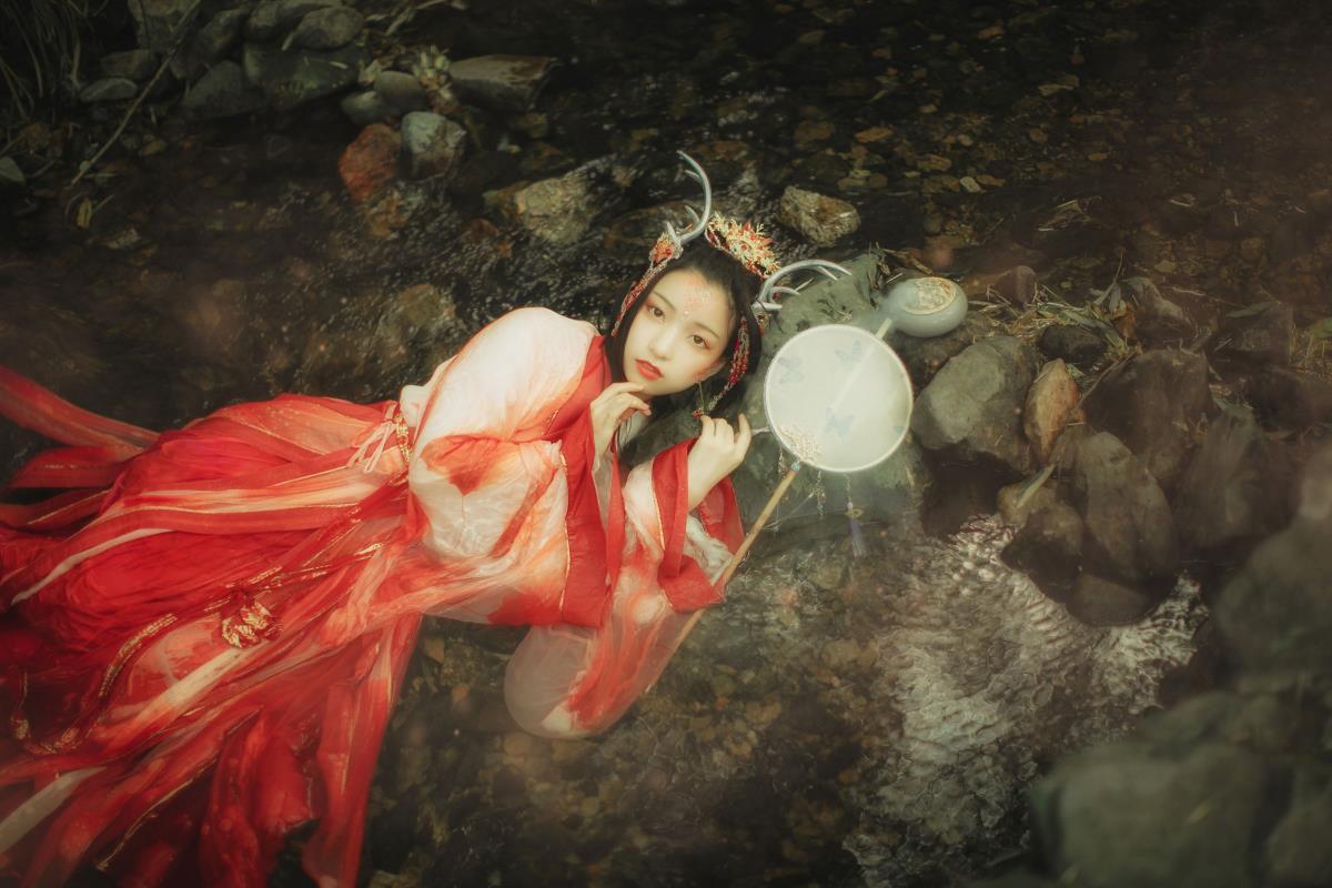 山间龙女幻人形，唯美玄幻意境生