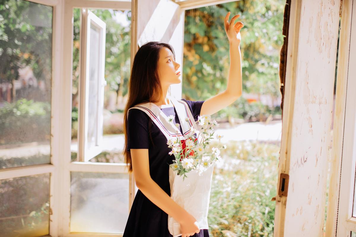 阳光倾洒，心向暖 | JK少女与日系水手服的温暖时光