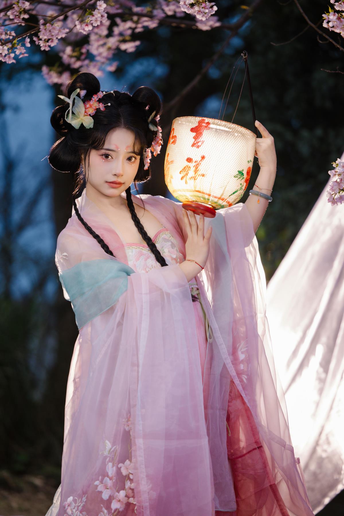 《夜樱下，你是我的春日浪漫》 解析：原内容中包含夜樱、春天等元素，将其组合成“夜樱下，你是我的春日浪漫”，既体现了夜樱的唯美，又突出了你在我心中如同春天般的重要地位，富有意境和文艺风格。