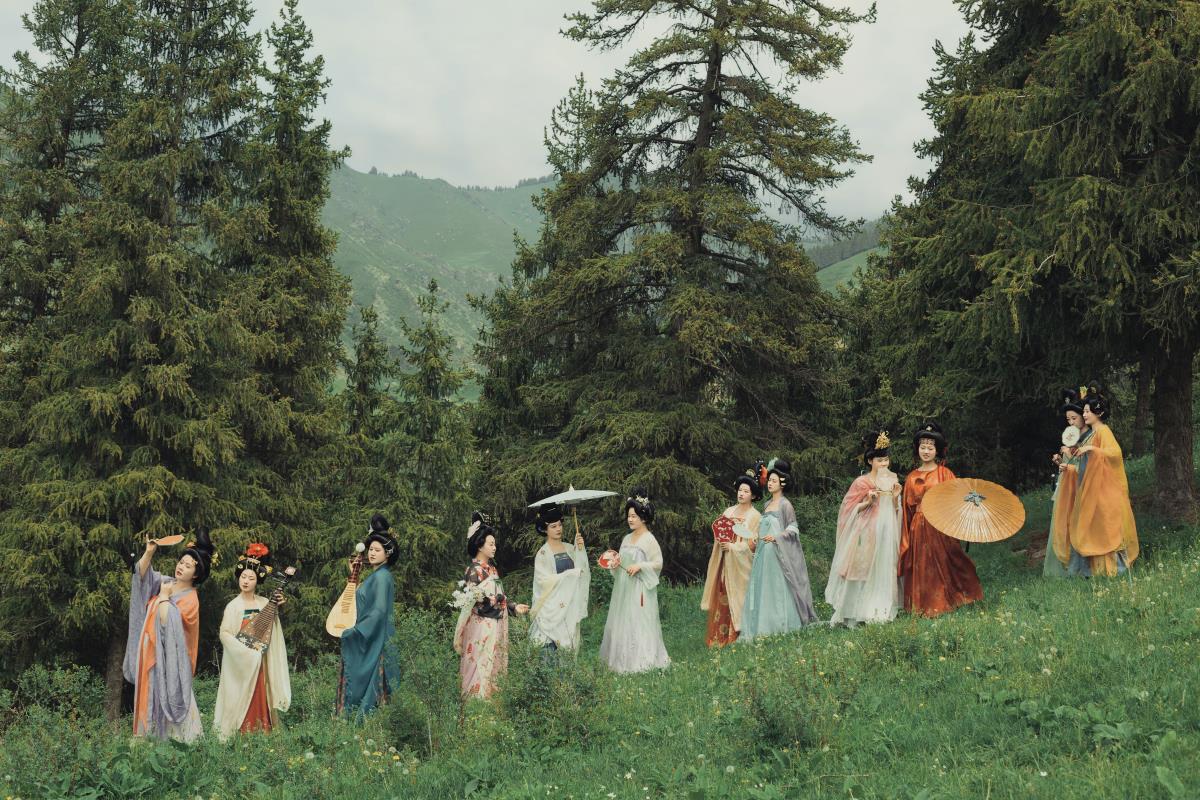 初夏山行，邂逅仕女图般的诗意群像