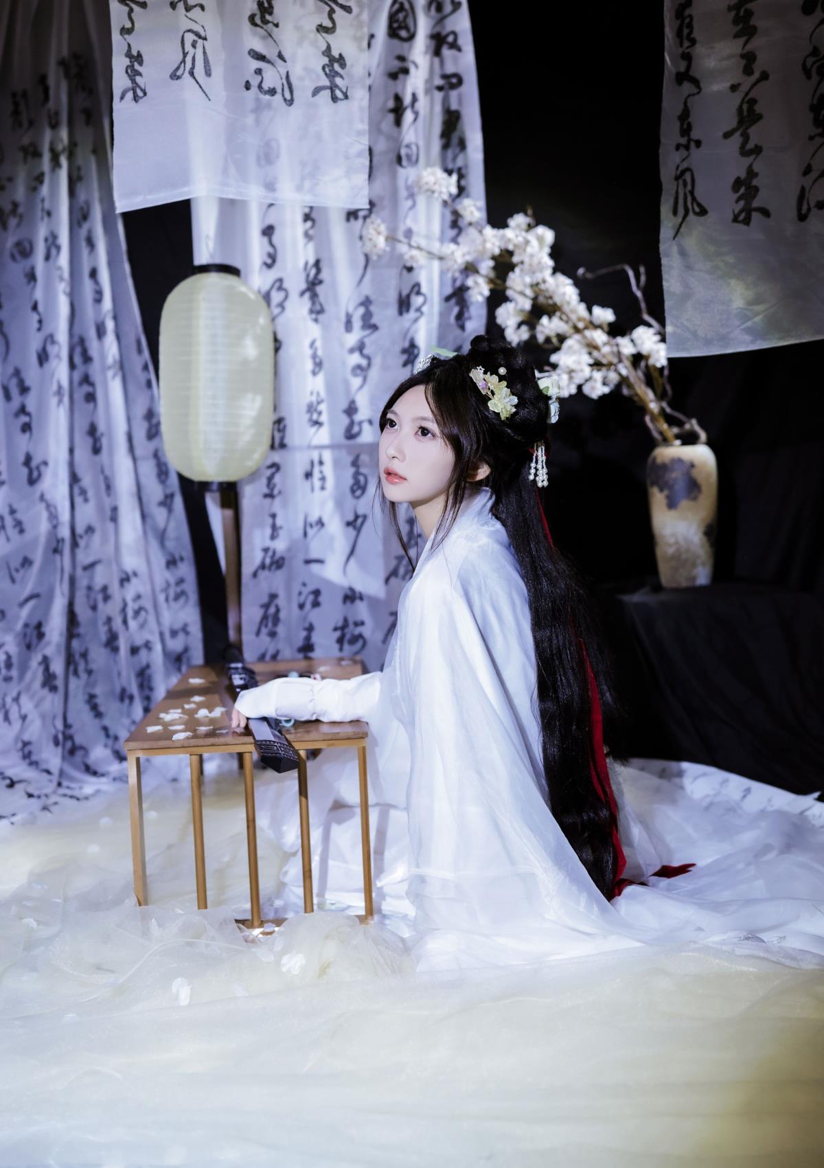 梨花下的古风意境写真