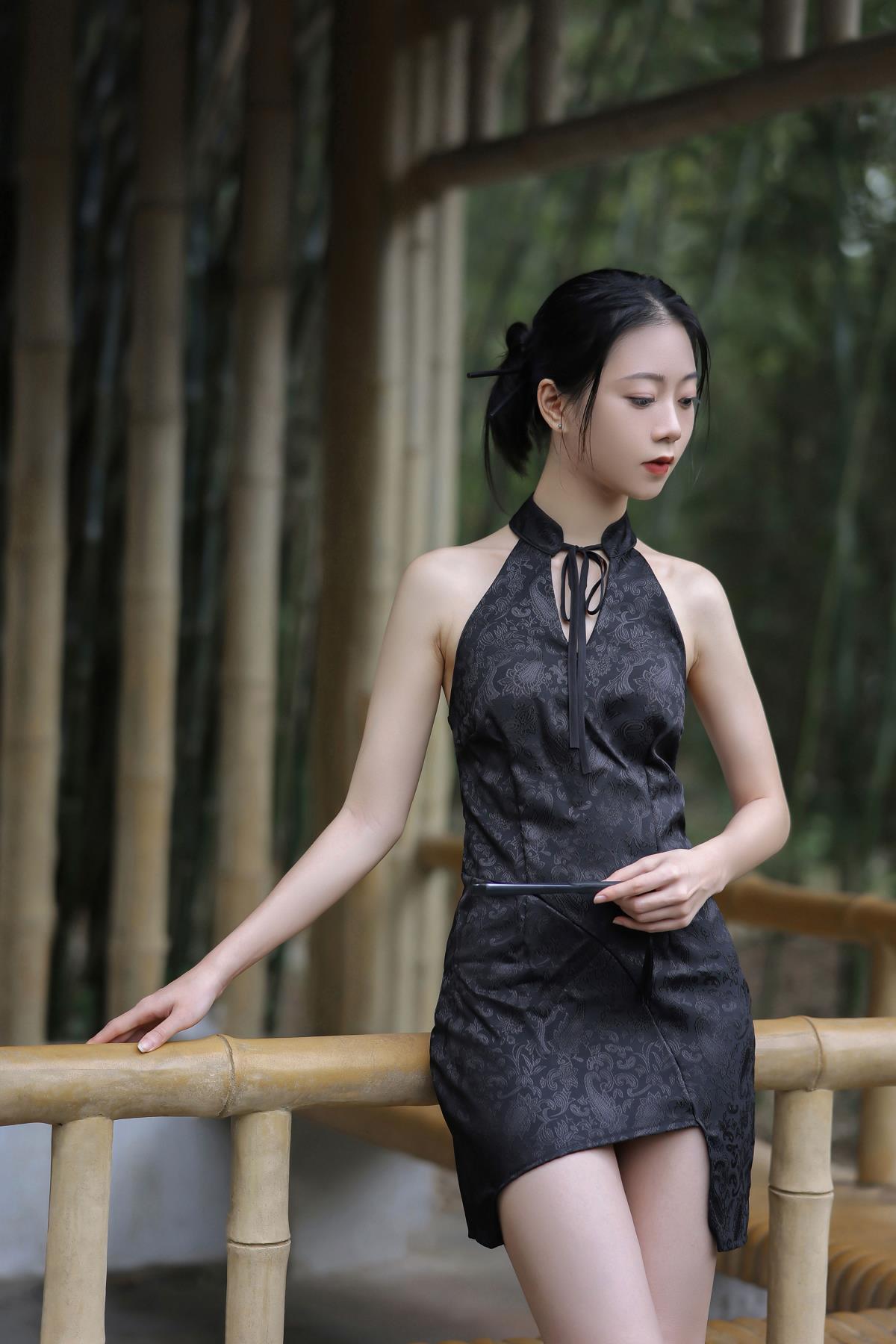 雨细如愁诉春情，旗袍韵里意难休