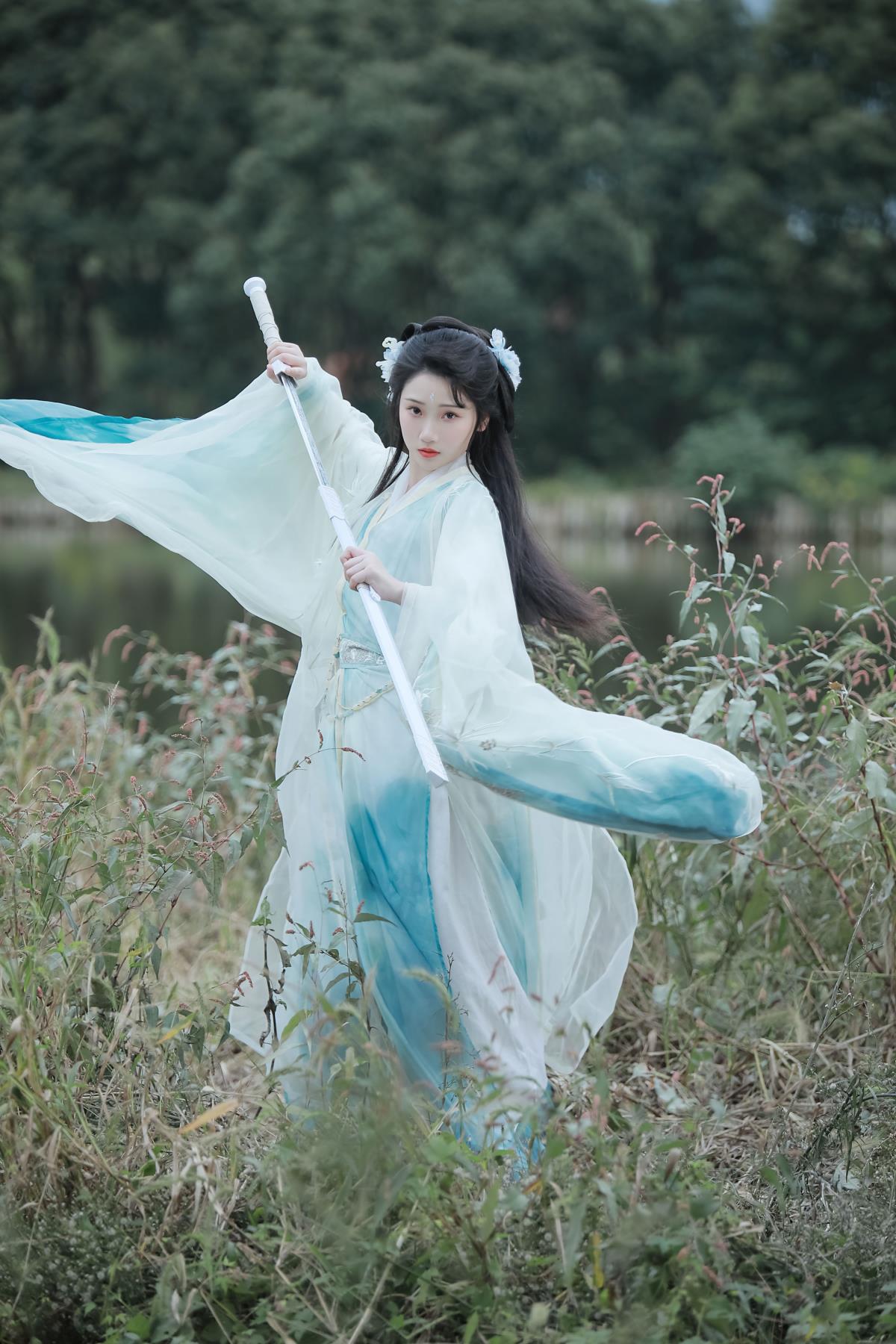 剑仙游于红尘外，醇酒洗剑展风流