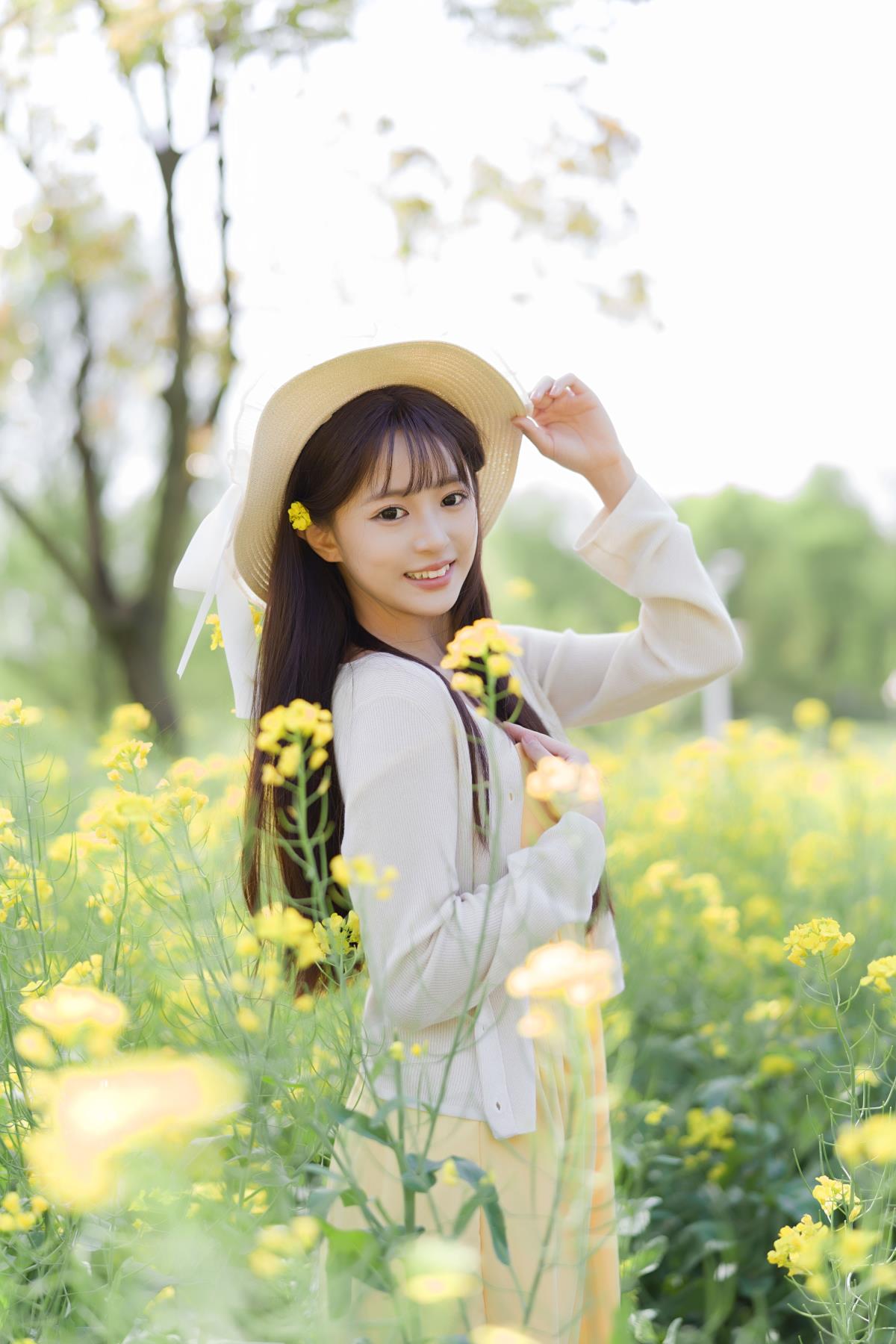 《金色梦境里，邂逅春日精灵于烂漫花海》