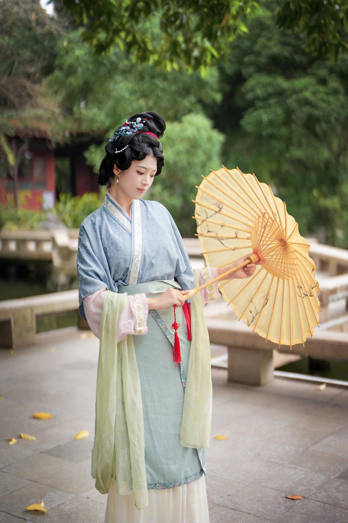 古风人像拍摄：穿越时光，与小倩一见 古韵悠悠，邂逅古风韵味 古风之美：若能穿越，愿与小倩相逢 穿越时光，共赴古风人像之约——小倩 古韵古风，期许与小倩的穿越相见