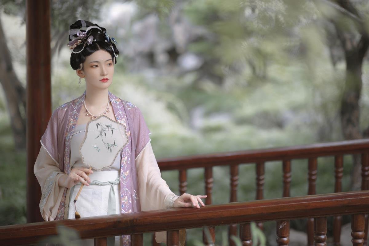 故人未归梦犹酣，十年心事待谁剪