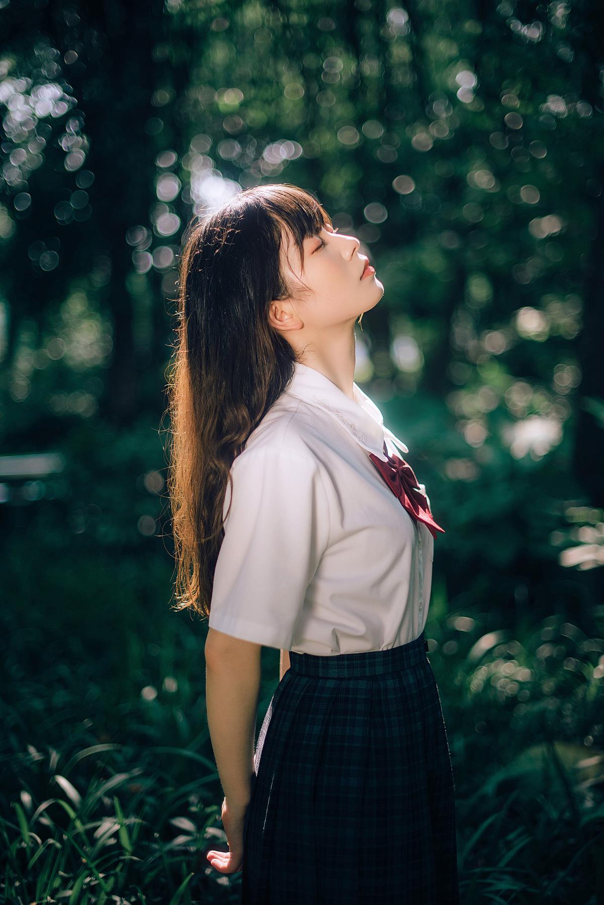 《阳光四季皆免费，愿少女青春满是治愈与希望》 （将提取信息重新组合并加入适当连接词，形成一个富有文艺感和意境的标题） 或者 《免费阳光伴四季，少女青春绽希望，治愈之美满心田》 （突出了免费阳光、少女、希望、治愈这些元素在青春中的融合，更具文艺风格） 或者 《阳光与四季免费馈赠，少女的青春应满是希望与治愈》 （直接表述了提取信息之间的关系，营造出一种温暖且充满希望的文艺氛围）