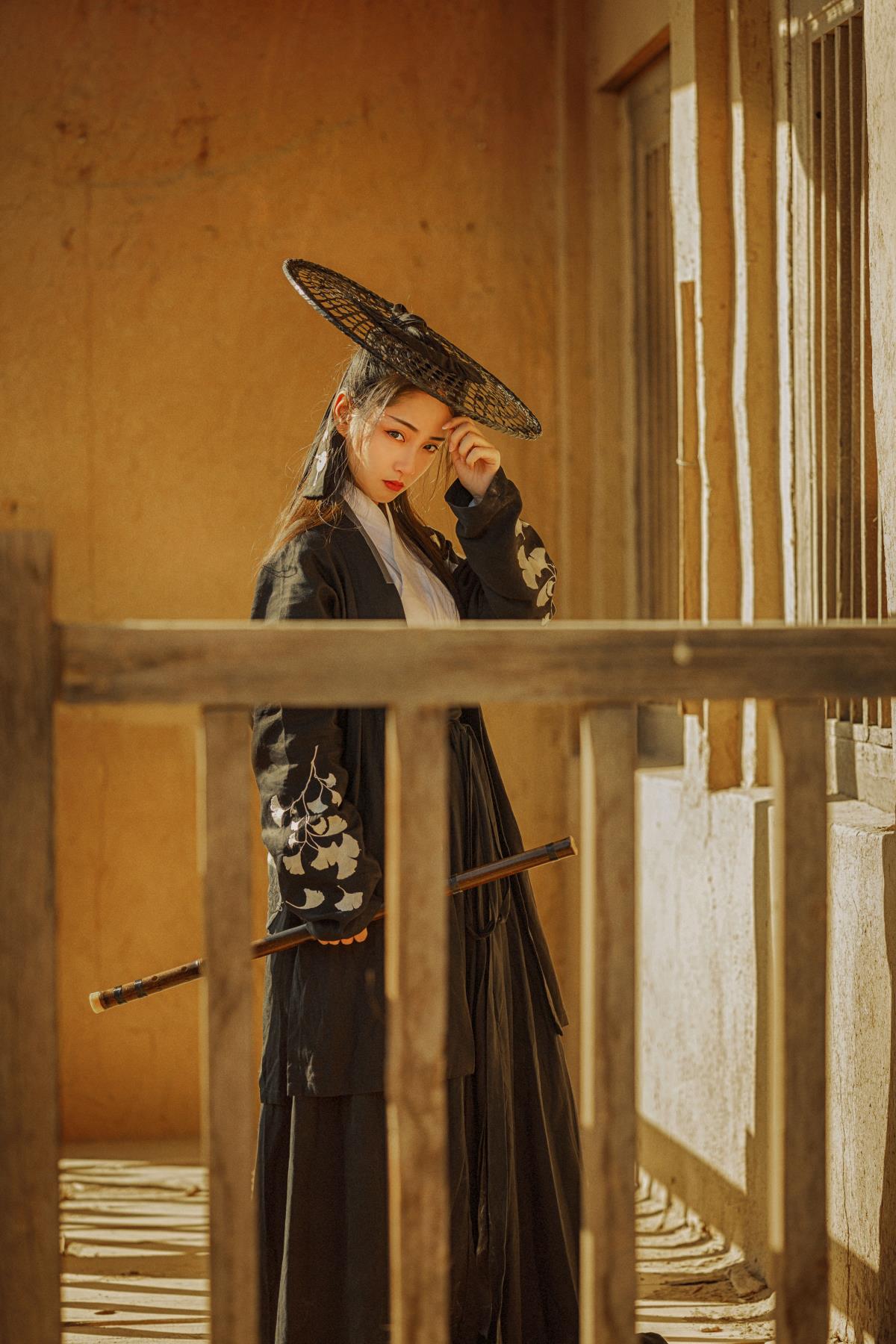 天涯客：百战江湖一笛横，白马鞍边笑靥生