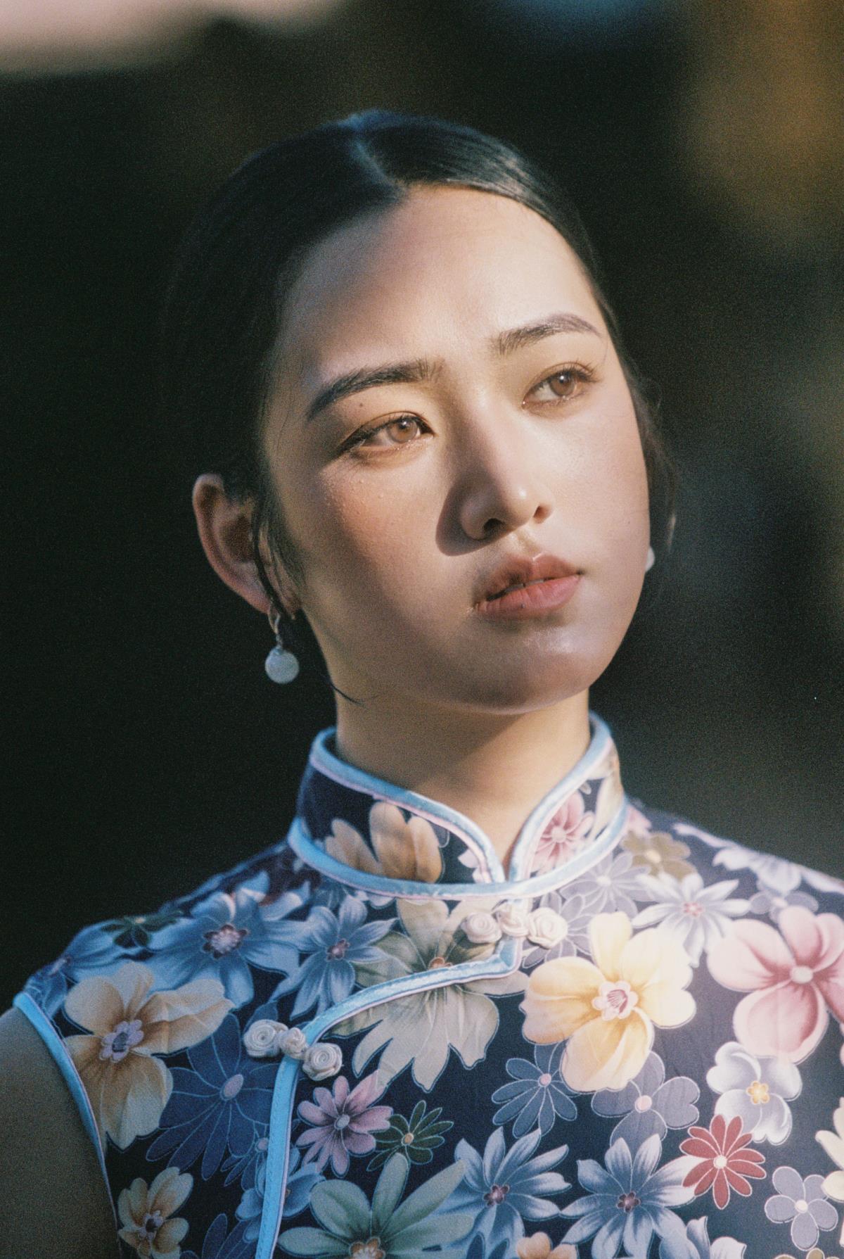 菊仙旗袍韵，胶片绘中式美学，炮塔400下的风情画卷