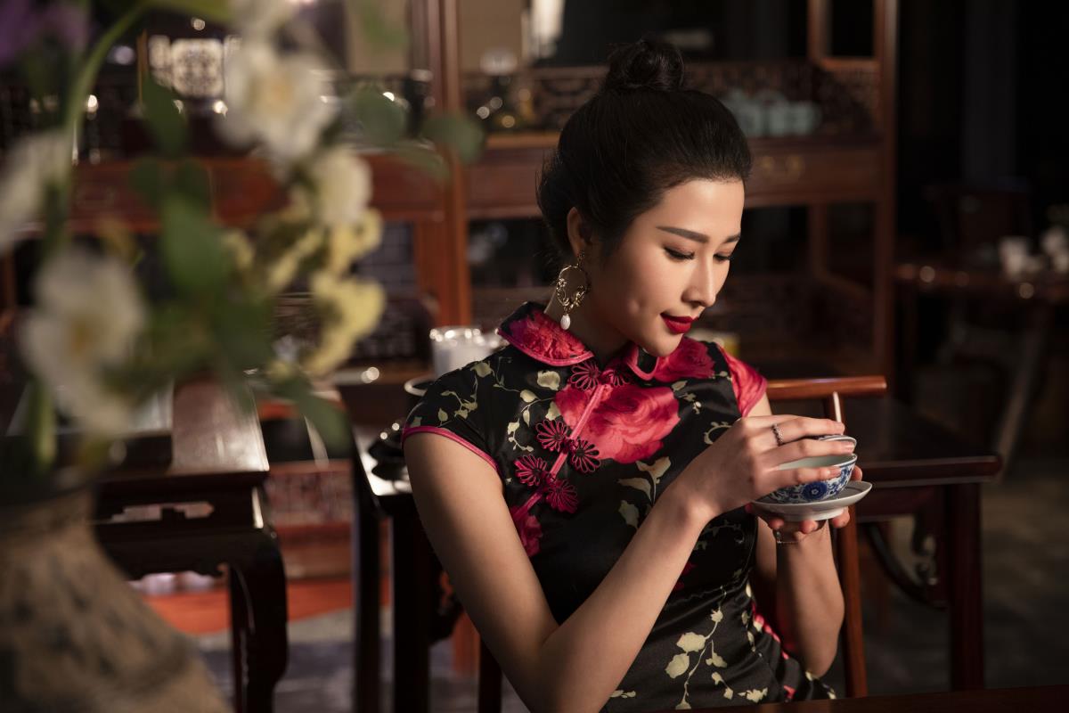 《牡丹亭畔：红杏菖蒲间的旗袍雅韵》 （说明：结合了牡丹亭的古典意境，红杏菖蒲的元素，以及旗袍的优雅性感，展现出一种独特的文艺风格） 或者 《红杏菖蒲韵，旗袍舞春畴——牡丹亭风情》 （通过红杏菖蒲描绘春天场景，旗袍舞动其中，突出牡丹亭的韵味，营造文艺意境）