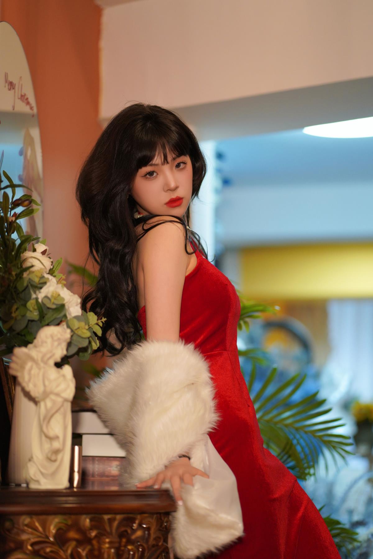 复古港风：红裙红唇大波浪，邂逅烂漫与明艳