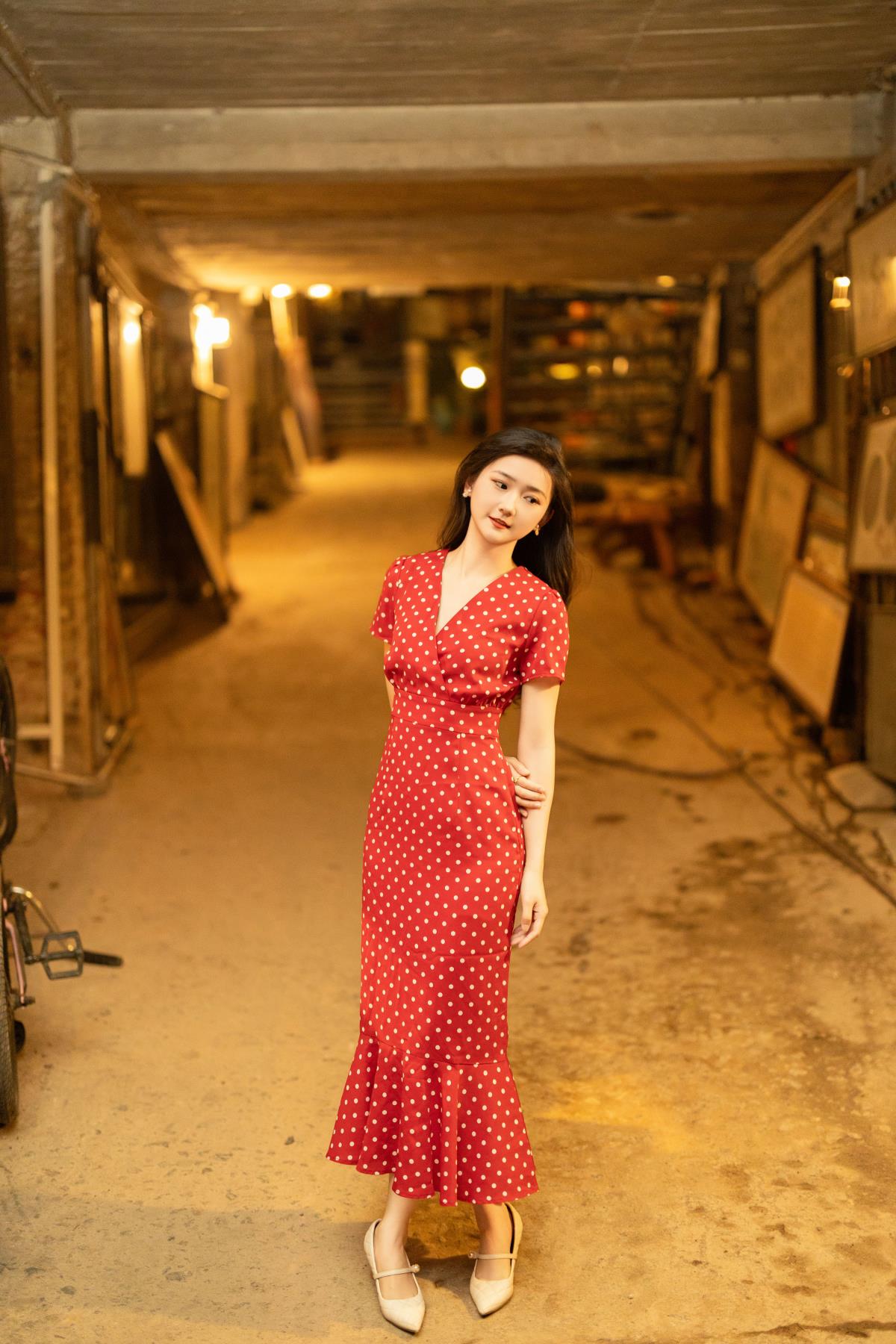 流光港梦：霓虹下的繁华与思念