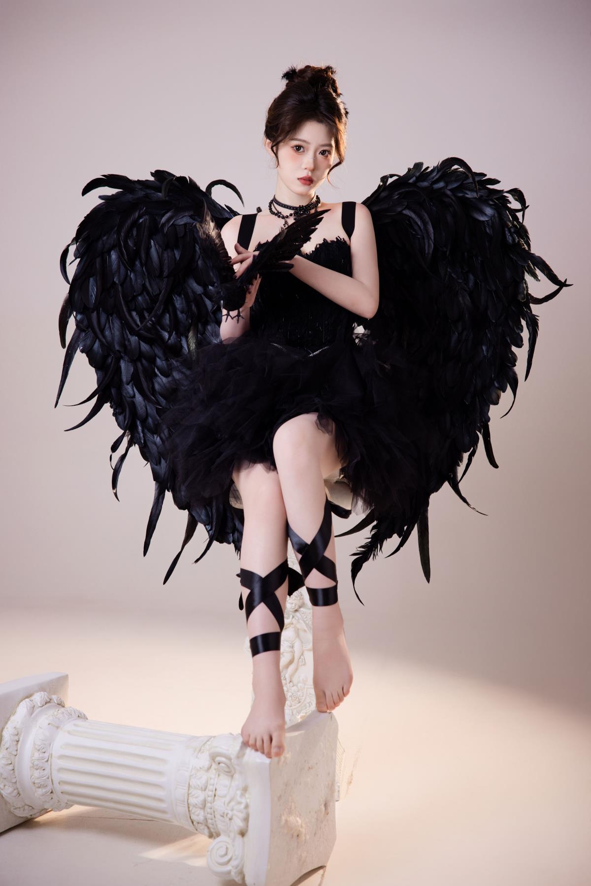 《黑天使与拥抱天使：冬日暖阳下的爱与肖像》 （注：原内容表述稍显混乱，我尽量按合理逻辑组合成标题，你可根据实际需求调整）