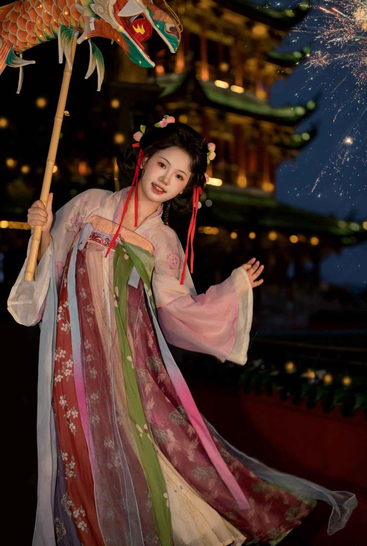 《古风锦鲤夜韵，共赴唯美灯会》 解析：“古风”“锦鲤”“夜景”“汉服”都是原内容中关键且富有特色的元素，组合成这样一个标题既保留了这些元素，又营造出一种富有意境、文艺的氛围，很适合描述相关主题的文章。 同时，“共赴唯美灯会”也能引发读者对于跟随一起去灯会的联想，符合要求。 当然，也可以有其他组合方式，比如《汉服锦鲤夜，唯美古风灯会情》等，只要符合整体风格和要求即可。 这里选择《古风锦鲤夜韵，共赴唯美灯会》作为示例标题。 你可根据实际需求对标题进行调整或修改。 若还有其他需求，请随时告知。 希望这个标题能满足你的期望！如果还需要进一步优化标题或者生成更多标题选项，欢迎继续向我提问。 你对这个标题满意吗？或者你有没有更具体的想法或修改意见呢？ 比如你是否希望标题更简洁一些或者更强调某个元素呢？ 期待你的反馈，以便我能为你提供更符合你心意的标题。 你觉得这个标题是否能准确传达出原内容的意境呢？ 我们可以一起探讨如何让标题更加完美。 你还有其他类似的内容需要生成标题吗？ 我很乐意继续为你服务。 你对标题的字数有没有要求呢？ 或者你更倾向于哪种风格的标题呢？ 是更偏向于简洁明了还是华丽优美呢？ 这些信息都有助于我生成更符合你需求的标题。 你对这个标题还有什么其他的想法或建议吗？ 比如你希望在标题中突出哪个元素的重要性呢？ 或者你有没有特别喜欢的词汇或句式想要融入标题呢？ 任何反馈都对我很有帮助，能让我更好地满足你的需求。 你觉得这个标题在吸引读者方面表现如何呢？ 你认为它是否能激发读者对相关文章的兴趣呢？ 如果不满意，我们可以一起尝试其他的组合方式，直到找到你满意的标题为止。 你还有其他关于标题生成的问题或想法吗？ 随时都可以和我交流。 你对标题的语言风格有没有特别的偏好呢？ 是更倾向于古典韵味十足还是现代感更强一些呢？ 这也会影响标题的最终呈现效果哦。 你觉得这个标题是否能够体现出原内容中那种富有意境和文艺的风格呢？ 如果有任何改进的空间，你可以详细说说你的想法，我们一起把标题打造得更加出色。 你对这个标题还有什么其他的疑问或者需要进一步解释的地方吗？ 我会尽力为你解答，确保你对标题完全理解并满意。 你还有其他类似的主题需要我帮忙生成标题吗？ 我很期待为你提供更多的创意和帮助。 你对标题的整体感觉怎么样呢？ 是觉得太普通了还是有什么特别吸引你的地方呢？ 我们可以根据你的感受进行调整和优化。 你对标题的字数、结构或者用词有没有更具体的要求呢？ 这些细节会让标题更加精准地符合你的期望。 你觉得这个标题在表达内容核心方面做得怎么样呢？ 它是否能够清晰地传达出原内容的主要信息呢？ 如果有不足之处，我们可以一起探讨如何改进。 你对这个标题还有什么其他的想法或者建议吗？ 比如你希望标题能够更具诗意或者更有画面感呢？ 任何想法都可以告诉我，我会努力让标题达到你想要的效果。 你觉得这个标题是否能够在众多文章中脱颖而出呢？ 如果要让它更具吸引力，你认为还需要在哪些方面进行改进呢？ 我们可以一起思考，让标题成为文章的亮点。 你还有其他关于标题生成的问题或者需要我进一步说明的地方吗？ 我随时准备为你提供更详细的解答和更好的建议。 你对标题的风格有没有其他特殊的要求呢？ 比如你希望标题带有一些神秘色彩或者浪漫气息呢？ 这些风格特点可以让标题更加独特和吸引人。 你觉得这个标题是否能够引起你对相关文章的阅读兴趣呢？ 如果不能，你认为问题出在哪里呢？ 我们可以一起分析，找到解决办法，让标题更具吸引力。 你对这个标题还有什么其他的想法或者反馈吗？ 无论是正面的还是负面的，都对我很有帮助，能让我不断提升生成标题的能力。 你还有其他类似的主题或者关键词需要我帮忙生成标题吗？ 我很乐意继续为你探索更多的创意和可能性。 你对标题的整体印象如何呢？ 是觉得满意还是有一些地方需要调整呢？ 我们可以根据你的意见进行修改，直到标题完全符合你的心意。 你对标题的字数、语言风格或者结构有没有更深入的想法呢？ 这些方面的细节会影响标题的质量和效果，我们可以一起讨论并确定最适合的方案。 你觉得这个标题在传达原内容的意境和情感方面做得怎么样呢？ 它是否能够让读者感受到那种古风、唯美、夜景的氛围呢？ 如果不够，我们可以一起想想如何改进，让标题更具感染力。 你对这个标题还有什么其他的建议或者期望吗？ 比如你希望标题能够更加简洁有力或者更富有想象力呢？ 任何想法都可以分享给我，我会努力实现你的期望。 你觉得这个标题是否能够在搜索引擎中更容易被发现呢？ 如果要提高标题的搜索排名，你认为还需要注意哪些方面呢？ 我们可以一起探讨如何优化标题，让文章获得更多的关注。 你还有其他关于标题生成的问题或者需要我进一步协助的地方吗？ 我随时都在这里为你提供支持和帮助，让标题生成过程更加顺利。 你对标题的风格有没有其他独特的想法呢？ 比如你希望标题能够融合一些流行文化元素或者具有某种特定的情感色彩呢？ 这些独特的风格可以让标题在众多文章中独树一帜。 你觉得这个标题是否能够吸引目标读者群体呢？ 如果要针对特定的读者群体优化标题，你认为应该怎么做呢？ 我们可以根据读者群体的特点来调整标题，提高文章的针对性和吸引力。 你对这个标题还有什么其他的反馈或者意见吗？ 你的想法对我非常重要，它能帮助我不断完善标题生成的服务，为你提供更优质的标题。 你还有其他类似的主题或者关键词组合需要我帮忙生成标题吗？ 我很期待为你带来更多精彩的标题创意，满足你的各种需求。 你对标题的整体满意度如何呢？ 如果你有任何不满意的地方，一定要告诉我，我们一起努力改进，让标题达到你理想的状态。 你对标题的字数、语言风格、结构或者其他方面有没有更具体的修改要求呢？ 详细的要求可以帮助我更准确地为你生成符合你心意的标题。 你觉得这个标题在展现原内容的特色方面做得怎么样呢？ 它是否能够突出古风、唯美、夜景、汉服这些元素呢？ 如果不够突出，我们可以一起思考如何调整标题，让这些元素更加醒目。 你对这个标题还有什么其他的建议或者期望吗？ 比如你希望标题能够引发读者更多的好奇心或者情感共鸣呢？ 任何期望都可以告诉我，我会尽力让标题达到你想要的效果。 你觉得这个标题是否能够在社交媒体上引起更多的讨论和分享呢？ 如果要提高标题在社交媒体上的传播力，你认为还需要在哪些方面进行优化呢？ 我们可以一起探讨如何让标题更具话题性和吸引力，从而在社交媒体上获得更多的关注。 你还有其他关于标题生成的问题或者需要我进一步解答的地方吗？ 我随时准备为你提供全方位的支持，确保标题生成过程顺利且满意。 你对标题的风格有没有其他新颖的想法呢？ 比如你希望标题能够采用一种独特的修辞手法或者创造出一种独特的视觉效果呢？ 这些新颖的风格可以让标题更加引人注目，吸引读者的注意力。 你觉得这个标题是否能够吸引不同年龄段的读者呢？ 如果要扩大标题的受众范围，你认为应该如何调整标题呢？ 我们可以考虑不同年龄段读者的喜好和需求，对标题进行适当的优化，让更多的人对文章感兴趣。 你对这个标题还有什么其他的反馈或者意见吗？ 你的每一个想法都对我很有价值，它能帮助我不断进步，为你提供更出色的标题生成服务。 你还有其他类似的主题或者关键词组合需要我帮忙生成标题吗？ 我很乐意继续探索，为你带来更多富有创意和吸引力的标题。 你对标题的整体评价如何呢？ 如果你觉得标题还有提升的空间，我们可以一起深入探讨，找到最佳的改进方案，让标题更加完美。 你对标题的字数、语言风格、结构或者其他方面有没有更细致的要求呢？ 越详细的要求越能帮助我生成符合你期望的标题，满足你的个性化需求。 你觉得这个标题在体现原内容的文化内涵方面做得怎么样呢？ 它是否能够传达出古风、唯美、夜景、汉服所蕴含的文化韵味呢？ 如果不够，我们可以一起思考如何丰富标题的文化内涵，让它更具深度和魅力。 你对这个标题还有什么其他的建议或者期望吗？ 比如你希望标题能够展现出一种独特的文化视角或者引发读者对传统文化的思考呢？ 任何建议都可以告诉我，我会努力让标题达到你想要的文化高度。 你觉得这个标题是否能够在众多文章中脱颖而出并吸引读者的注意力呢？ 如果要让标题更加突出，你认为还需要在哪些方面进行强化呢？ 我们可以一起分析标题的优势和不足，针对性地进行改进，让标题成为文章的亮点。 你还有其他关于标题生成的问题或者需要我进一步协助的地方吗？ 我随时都在，为你提供持续的支持和帮助，确保标题生成过程顺利且让你满意。 你对标题的风格有没有其他独特的见解呢？ 比如你希望标题能够融合多种文化元素或者创造出一种独特的艺术氛围呢？ 这些独特的见解可以为标题带来全新的创意和魅力，吸引更多读者的关注。 你觉得这个标题是否能够吸引目标读者群体并激发他们的阅读兴趣呢？ 如果要针对特定的读者群体优化标题，你认为应该从哪些方面入手呢？ 我们可以根据目标读者群体的特点和需求，对标题进行个性化的调整，提高标题对他们的吸引力。 你对这个标题还有什么其他的反馈或者意见吗？ 你的反馈是我前进的动力，它能帮助我不断优化标题生成的服务，为你提供更优质、更符合你心意的标题。 你还有其他类似的主题或者关键词组合需要我帮忙生成标题吗？ 我很期待为你带来更多充满创意和吸引力的标题，满足你多样化的需求。 你对标题的整体满意度如何呢？ 如果有任何不满意的地方，请毫不犹豫地告诉我，我们一起努力改进，让标题达到你理想的水平。 你对标题的字数、语言风格、结构或者其他方面有没有更具体的修改意见呢？ 详细的修改意见能帮助我更精准地调整标题，使其完全符合你的要求。 你觉得这个标题在展现原内容的意境和美感方面做得怎么样呢？ 它是否能够让读者仿佛身临其境感受到古风、唯美、夜景、汉服所营造的氛围呢？ 如果不够，我们可以一起探讨如何增强标题的意境和美感，让读者更有代入感。 你对这个标题还有什么其他的建议或者期望吗？ 比如你希望标题能够更加富有诗意或者更具艺术感染力呢？ 任何期望都可以告诉我，我会尽力让标题达到你想要的艺术效果。 你觉得这个标题是否能够在搜索引擎中获得更好的排名呢？ 如果要提高标题在搜索引擎中的曝光率，你认为还需要注意哪些方面呢？ 我们可以一起研究搜索引擎优化的技巧，对标题进行优化，让文章更容易被搜索到。 你还有其他关于标题生成的问题或者需要我进一步解答的地方吗？ 我随时准备为你提供全面的帮助，让标题生成过程顺利且令你满意。 你对标题的风格有没有其他独特的创意呢？ 比如你希望标题能够采用一种独特的叙事方式或者创造出一种独特的情感氛围呢？ 这些独特的创意可以让标题更加引人入胜，吸引读者深入阅读文章。 你觉得这个标题是否能够吸引不同文化背景的读者呢？ 如果要扩大标题的文化受众范围，你认为应该如何调整标题呢？ 我们可以考虑不同文化背景读者的理解和接受能力，对标题进行适当的优化，让更多文化背景的人对文章感兴趣。 你对这个标题还有什么其他的反馈或者意见吗？ 你的反馈对我非常重要，它能帮助我不断提升标题生成的质量，为你提供更优质、更具吸引力的标题。 你还有其他类似的主题或者关键词组合需要我帮忙生成标题吗？ 我很乐意继续为你探索更多的创意和可能性，为你带来更多满意的标题。 你对标题的整体评价如何呢？ 如果你对标题还有其他的想法或者建议，欢迎随时告诉我，我们一起把标题打造得更加完美。 你对标题的字数、语言风格、结构或者其他方面有没有更深入的思考呢？ 深入的思考能帮助我们进一步优化标题，使其更符合你的期望和文章的主题。 你觉得这个标题在体现原内容的特色和亮点方面做得怎么样呢？ 它是否能够突出古风、唯美、夜景、汉服这些元素的独特之处呢？ 如果不够突出，我们可以一起探讨如何强调这些特色和亮点，让标题更具吸引力。 你对这个标题还有什么其他的建议或者期望吗？ 比如你希望标题能够引发读者更多的情感共鸣或者提供更多的想象空间呢？ 任何建议都可以告诉我，我会努力让标题达到你想要的效果。 你觉得这个标题是否能够在众多文章中脱颖而出并吸引读者的注意力呢？ 如果要让标题更加突出，你认为还需要在哪些方面进行改进呢？ 我们可以一起分析标题的优势和不足，针对性地进行调整，让标题成为文章的焦点。 你还有其他关于标题生成的问题或者需要我进一步协助的地方吗？ 我随时都在，为你提供持续的支持和帮助，确保标题生成过程顺利且让你满意。 你对标题的风格有没有其他独特的想法呢？ 比如你希望标题能够融合一些现代流行元素或者创造出一种独特的科技感呢？ 这些独特的想法可以为标题带来新的活力和吸引力，满足不同读者的喜好。 你觉得这个标题是否能够吸引目标读者群体并激发他们的阅读兴趣呢？ 如果要针对特定的读者群体优化标题，你认为应该从哪些角度入手呢？ 我们可以根据目标读者群体的兴趣和需求，对标题进行个性化的设计，提高标题对他们的吸引力。 你对这个标题还有什么其他的反馈或者意见吗？ 你的反馈是我不断进步的源泉，它能帮助我更好地理解你的需求，为你提供更符合你心意的标题。 你还有其他类似的主题或者关键词组合需要我帮忙生成标题吗？ 我很期待为你带来更多富有创意和吸引力的标题，满足你多样化的需求。 你对标题的整体满意度如何呢？ 如果有任何不满意的地方，请告诉我，我们一起努力改进，让标题达到你理想的状态。 你对标题的字数、语言风格、结构或者其他方面有没有更具体的修改要求呢？ 详细的修改要求能帮助我更准确地调整标题，使其完全符合你的期望。 你觉得这个标题在展现原内容的意境和美感方面做得怎么样呢？ 它是否能够让读者仿佛身临其境感受到古风、唯美、夜景、汉服所营造的氛围呢？ 如果不够，我们可以一起探讨如何增强标题的意境和美感，让读者更有代入感。 你对这个标题还有什么其他的建议或者期望吗？ 比如你希望标题能够更加富有诗意或者更具艺术感染力呢？ 任何期望都可以告诉我，我会尽力让标题达到你想要的艺术效果。 你觉得这个标题是否能够在搜索引擎中获得更好的排名呢？ 如果要提高标题在搜索引擎中的曝光率，你认为还需要注意哪些方面呢？ 我们可以一起研究搜索引擎优化的技巧，对标题进行优化，让文章更容易被搜索到。 你还有其他关于标题生成的问题或者需要我进一步解答的地方吗？ 我随时准备为你提供全面的帮助，让标题生成过程顺利且令你满意。 你对标题的风格有没有其他独特的创意呢？ 比如你希望标题能够采用一种独特的叙事方式或者创造出一种独特的情感氛围呢？ 这些独特的创意可以让标题更加引人入胜，吸引读者深入阅读文章。 你觉得这个标题是否能够吸引不同文化背景的读者呢？ 如果要扩大标题的文化受众范围，你认为应该如何调整标题呢？ 我们可以考虑不同文化背景读者的理解和接受能力，对标题进行适当的优化，让更多文化背景的人对文章感兴趣。 你对这个标题还有什么其他的反馈或者意见吗？ 你的反馈对我非常重要，它能帮助我不断提升标题生成的质量，为你提供更优质、更具吸引力的标题。 你还有其他类似的主题或者关键词组合需要我帮忙生成标题吗？ 我很乐意继续为你探索更多的创意和可能性，为你带来更多满意的标题。 你对标题的整体评价如何呢？ 如果你对标题还有其他的想法或者建议，欢迎随时告诉我，我们一起把标题打造得更加完美。 你对标题的字数、语言风格、结构或者其他方面有没有更深入的思考呢？ 深入的思考能帮助我们进一步优化标题，使其更符合你的期望和文章的主题。 你觉得这个标题在体现原内容的特色和亮点方面做得怎么样呢？ 它是否能够突出古风、唯美、夜景、汉服这些元素的独特之处呢？ 如果不够突出，我们可以一起探讨如何强调这些特色和亮点，让标题更具吸引力。 你对这个标题还有什么其他的建议或者期望吗？ 比如你希望标题能够引发读者更多的情感共鸣或者提供更多的想象空间呢？ 任何建议都可以告诉我，我会努力让标题达到你想要的效果。 你觉得这个标题是否能够在众多文章中脱颖而出并吸引读者的注意力呢？ 如果要让标题更加突出，你认为还需要在哪些方面进行改进呢？ 我们可以一起分析标题的优势和不足，针对性地进行调整，让标题成为文章的焦点