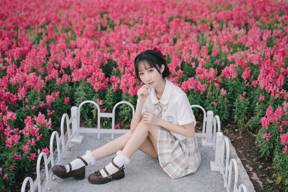 《误入金鱼草花海，邂逅元气少女》 解析：原内容提到金鱼草花海仿佛误入油画世界，以及元气少女等元素，将二者结合起来，就形成了这样一个富有意境且带有故事感的标题，能吸引读者的兴趣。