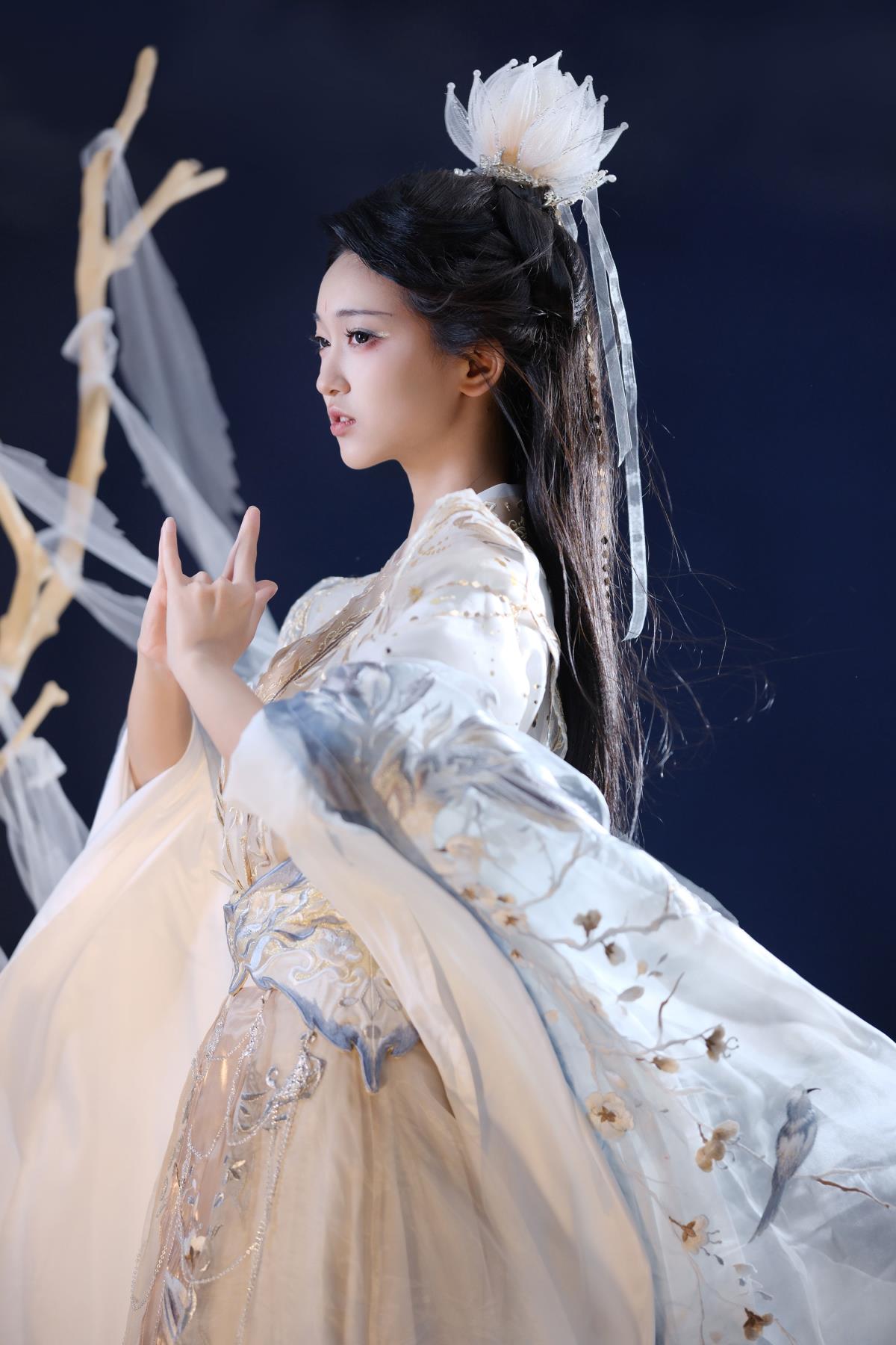 《大师姐持剑下山：剑法若清泉，尽显古风画意》