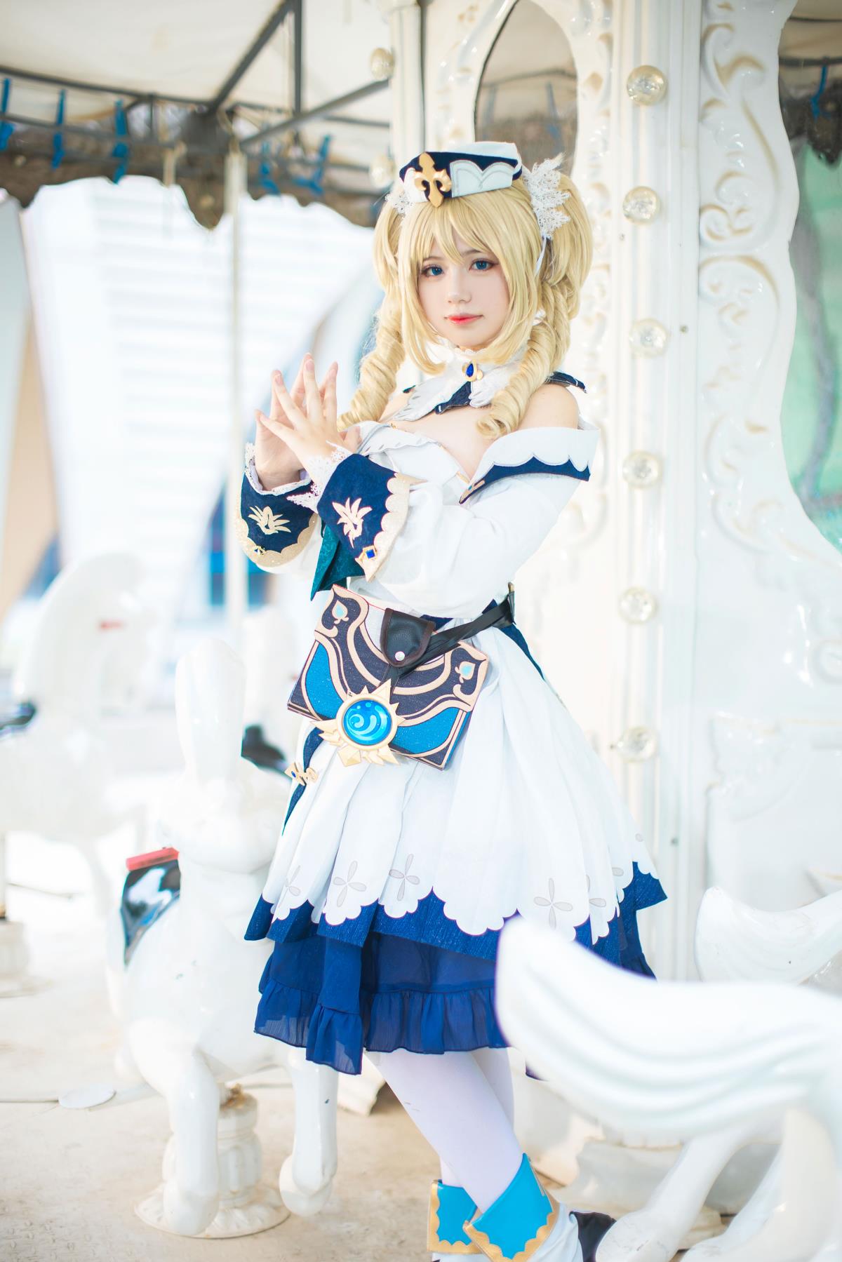 《商场旁废弃旋转木马：芭芭拉cos的梦幻出片之地》