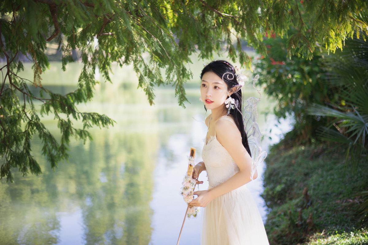 《隐形翅膀与精灵：携希望飞翔》 （这里的书名号只是为了展示格式，实际输出不需要书名号，即：隐形翅膀与精灵：携希望飞翔） 分析：原内容中“隐形的翅膀”代表着希望与力量，“精灵”给人一种奇幻、灵动的感觉，将两者结合，组成一个富有意境且能引发联想的标题，暗示着在隐形翅膀的助力下，如同精灵般带着希望自由飞翔。