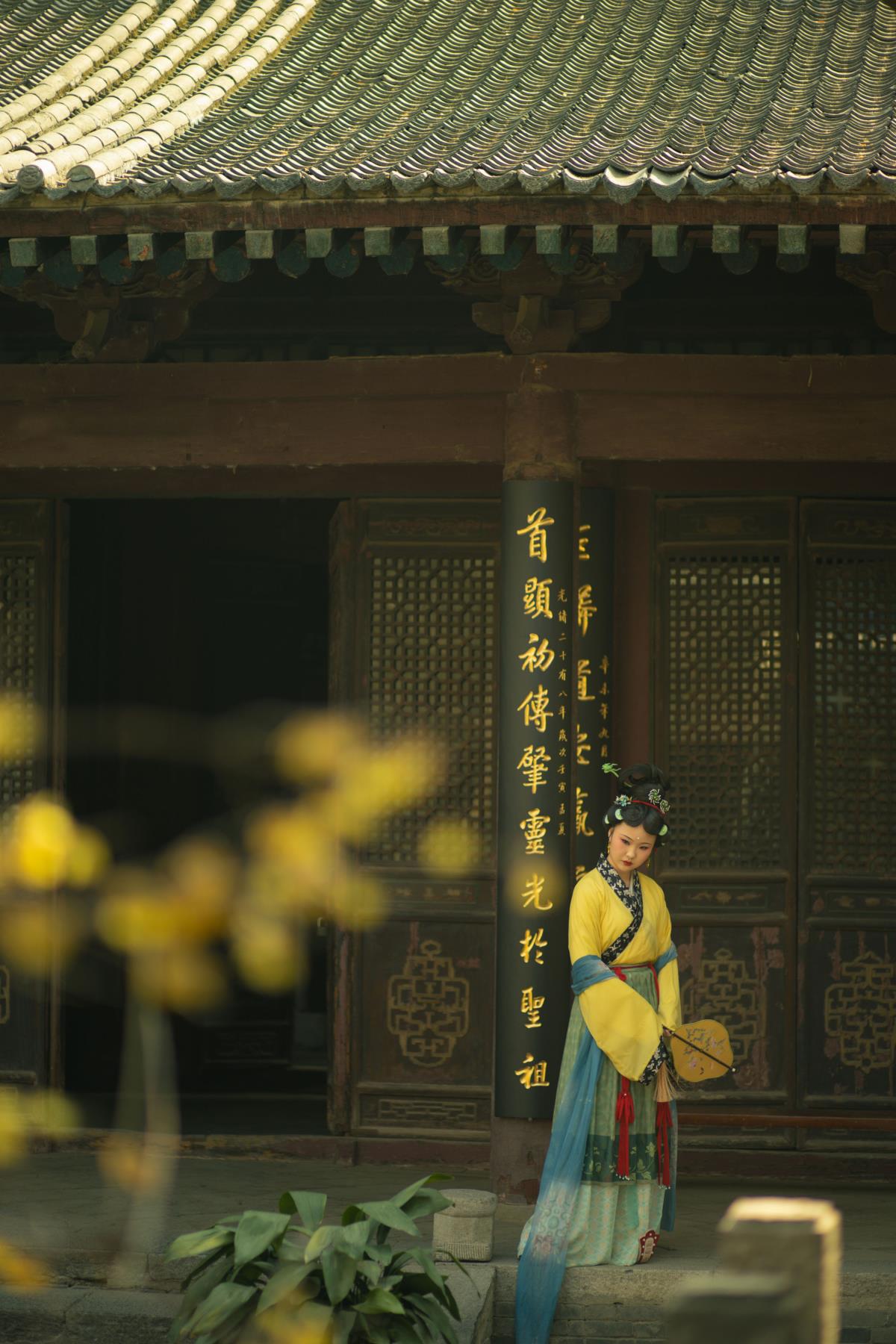 《古韵仕女绘腊梅：宋代风华与汉服诗意交织》 （你可根据实际需求调整，比如还可以是《腊梅映古韵：宋代仕女与汉服的诗意画卷》等）