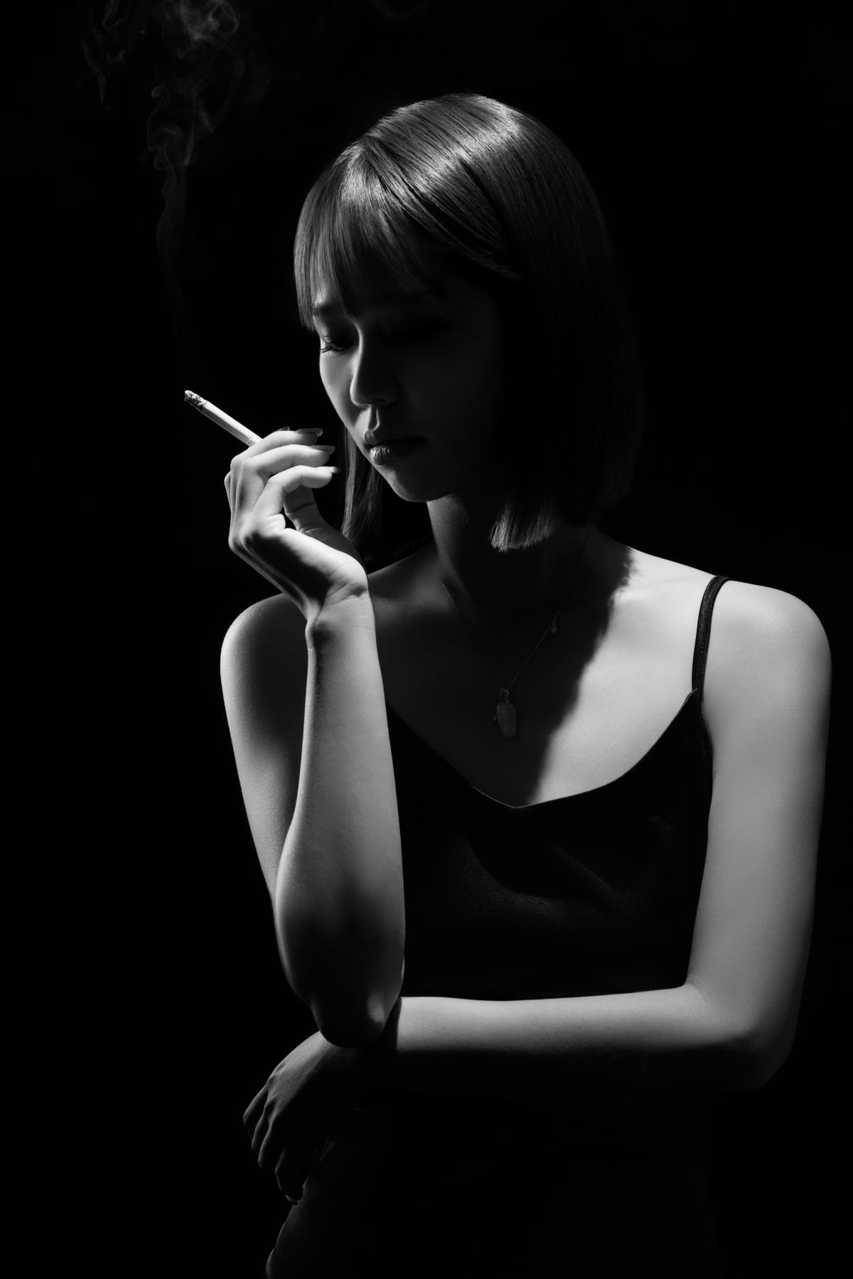 光与影之歌：情绪肖像中的私密颤动