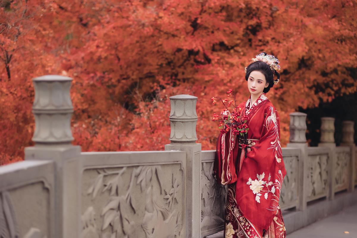 层林尽染时，秋风惹情愁，红了枫叶白了头