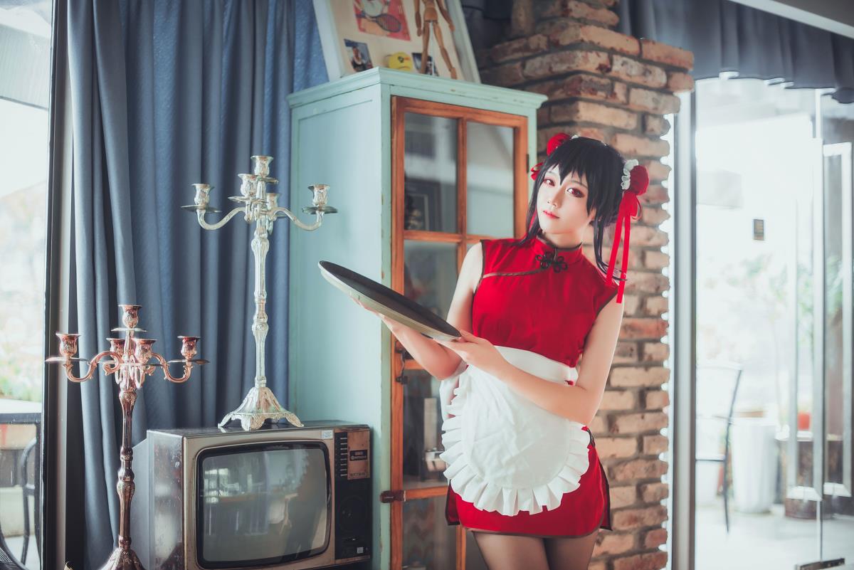 《霞之丘诗羽学姐：旗袍 cos 下的亲近之戒与女仆美少女风情》