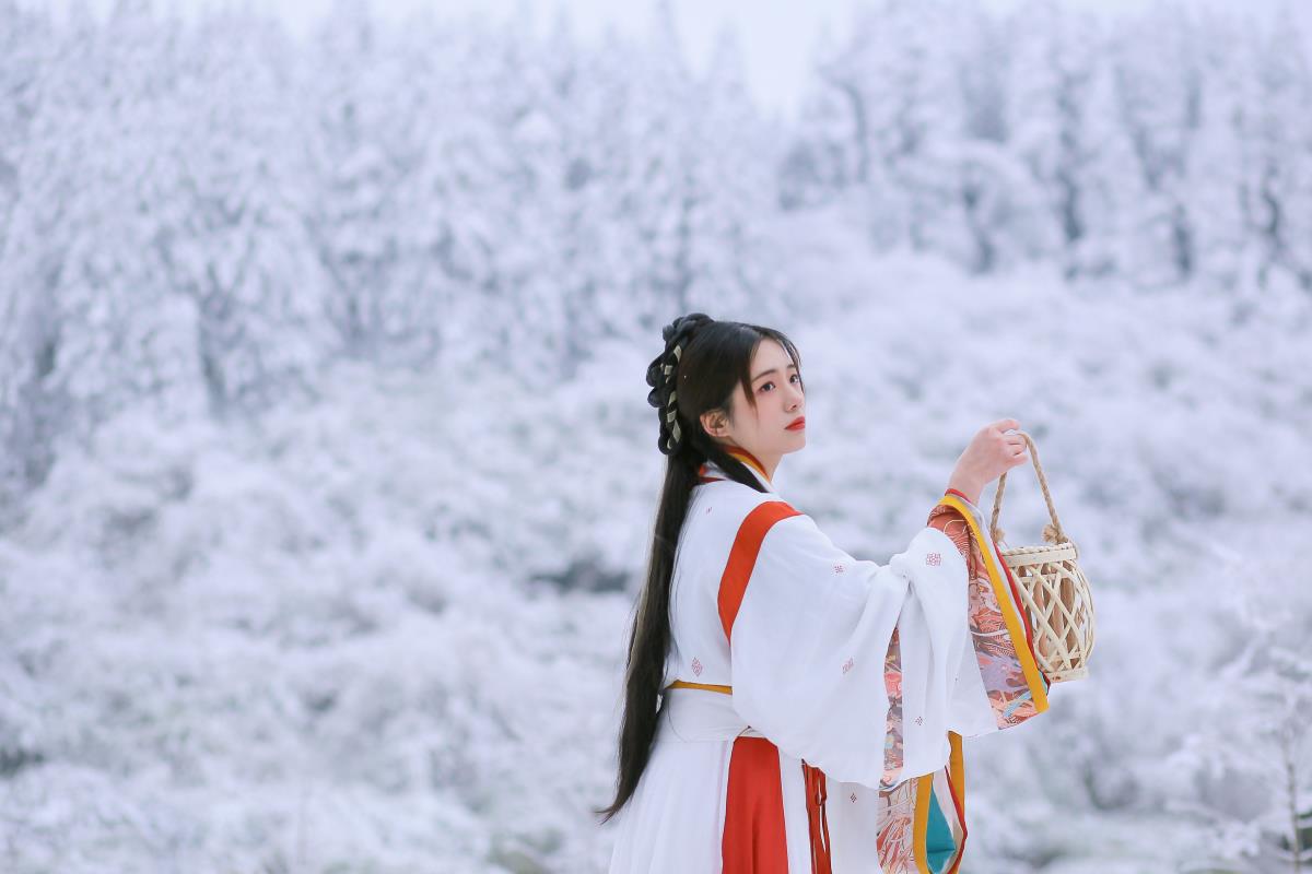 《大雪压青松下的古风雪景》 或 《古装雪景中的青松风骨》 或 《古风雪景里的青松傲立》 或 《青松挺且直，古装雪景情》 或 《大雪压青松，古风古韵情》 或 《古装遇雪景，青松展风姿》 或 《古风雪景间，青松傲然立》 或 《青松挺雪，古装古风情》 或 《大雪覆青松，古风意境浓》 或 《古装雪景中，青松韵悠长》 或 《古风雪景里，青松的坚守》 或 《青松傲雪景，古装风情绵》 或 《大雪压青松，古风画卷开》 或 《古装与雪景，青松意无穷》 或 《古风雪景下，青松的姿态》 或 《青松挺且直，古风雪景诗》 或 《大雪压青松，古风雪景梦》 或 《古装雪景中，青松的诗意》 或 《古风雪景间，青松的韵味》 或 《青松傲立雪，古装古风香》 或 《大雪覆青松，古风情韵长》 或 《古装遇青松，雪景别样美》 或 《古风雪景里，青松的风采》 或 《青松挺雪间，古装古风传》 或 《大雪压青松，古风意韵深》 或 《古装雪景中，青松的风情》 或 《古风雪景下，青松的神韵》 或 《青松傲古风，雪景绘丹青》 或 《大雪覆青松，古风诗意浓》 或 《古装与青松，雪景韵万千》 或 《古风雪景里，青松的傲然》 或 《青松挺且直，古风雪景图》 或 《大雪压青松，古风情悠悠》 或 《古装雪景间，青松的逸致》 或 《青松傲立景，古装古风雅》 或 《大雪覆青松，古风意韵佳》 或 《古装遇雪景，青松情韵添》 或 《古风雪景中，青松的逸情》 或 《古风雪景下，青松的雅韵》 或 《青松傲古风，雪景韵悠长》 或 《大雪压青松，古风画卷香》 或 《古装与青松，雪景意无穷》 或 《古风雪景里，青松的风姿绰约》 或 《青松挺且直，古风雪景情悠悠》 或 《大雪压青松，古风意境美如画》 或 《古装雪景中，青松的诗意栖居》 或 《古风雪景间，青松的韵味天成》 或 《青松傲立雪，古装古风情韵绕》 或 《大雪覆青松，古风诗意满山川》 或 《古装遇青松，雪景风情别样新》 或 《古风雪景里，青松的风采依旧》 或 《青松挺雪间，古装古风情韵绵》 或 《大雪压青松，古风意韵醉人心》 或 《古装雪景中，青松的风情万种》 或 《古风雪景下，青松的神韵独具》 或 《青松傲古风，雪景绘就诗意章》 或 《大雪覆青松，古风诗意漫天涯》 或 《古装与青松，雪景韵致无穷尽》 或 《古风雪景里，青松的傲然风骨》 或 《青松挺且直，古风雪景图韵长》 或 《大雪压青松，古风情韵永流传》 或 《古装雪景间，青松的逸韵流芳》 或 《青松傲立景，古装古风雅韵存》 或 《大雪覆青松，古风意韵久弥香》 或 《古装遇雪景，青松情韵更悠长》 或 《古风雪景中，青松的逸情雅趣》 或 《古风雪景下，青松的雅韵天成》 或 《青松傲古风，雪景韵致醉流年》 或 《大雪压青松，古风画卷意阑珊》 或 《古装与青松，雪景意趣无穷极》 或 《古风雪景里，青松的风姿万千》 或 《青松挺且直，古风雪景情韵深似海》 或 《大雪压青松，古风意境美若星辰》 或 《古装雪景中，青松的诗意栖息处》 或 《古风雪景间，青松的韵味宛如歌》 或 《青松傲立雪，古装古风情韵似水流》 或 《大雪覆青松，古风诗意满人间》 或 《古装遇青松，雪景风情别样娇》 或 《古风雪景里，青松的风采胜往昔》 或 《青松挺雪间，古装古风情韵永珍藏》 或 《大雪压青松，古风意韵醉心魂》 或 《古装雪景中，青松的风情别样浓》 或 《古风雪景下，青松的神韵动人心》 或 《青松傲古风，雪景绘就诗意梦》 或 《大雪覆青松，古风诗意漫九州》 或 《古装与青松，雪景韵致无尽头》 或 《古风雪景里，青松的傲然姿态》 或 《青松挺且直，古风雪景图韵千秋》 或 《大雪压青松，古风情韵传千古》 或 《古装雪景间，青松的逸韵千古流》 或 《青松傲立景，古装古风雅韵传万代》 或 《大雪覆青松，古风意韵久弥新》 或 《古装遇雪景，青松情韵更芬芳》 或 《古风雪景中，青松的逸情雅意》 或 《古风雪景下，青松的雅韵永流传》 或 《青松傲古风，雪景韵致醉千秋》 或 《大雪压青松，古风画卷意无穷》 或 《古装与青松，雪景意趣无尽期》 或 《古风雪景里，青松的风姿绝世奇》 或 《青松挺且直，古风雪景情韵深似渊》 或 《大雪压青松，古风意境美如仙》 或 《古装雪景中，青松的诗意栖居地》 或 《古风雪景间，青松的韵味宛如曲》 或 《青松傲立雪，古装古风情韵似梦绕》 或 《大雪覆青松，古风诗意满乾坤》 或 《古装遇青松，雪景风情别样妍》 或 《古风雪景里，青松的风采永不灭》 或 《青松挺雪间，古装古风情韵永铭记》 或 《大雪压青松，古风意韵醉心田》 或 《古装雪景中，青松的风情别样俏》 或 《古风雪景下，青松的神韵动天地》 或 《青松傲古风，雪景绘就诗意境》 或 《大雪覆青松，古风诗意漫苍穹》 或 《古装与青松，雪景韵致无穷尽》 或 《古风雪景里，青松的傲然风采》 或 《青松挺且直，古风雪景图韵万载》 或 《大雪压青松，古风情韵传万世》 或 《古装雪景间，青松的逸韵万代传》 或 《青松傲立景，古装古风雅韵永绽芳》 或 《大雪覆青松，古风意韵久弥珍》 或 《古装遇雪景，青松情韵更悠扬》 或 《古风雪景中，青松的逸情雅趣浓》 或 《古风雪景下，青松的雅韵永芬芳》 或 《青松傲古风，雪景韵致醉万秋》 或 《大雪压青松，古风画卷意悠然》 或 《古装与青松，雪景意趣无尽欢》 或 《古风雪景里，青松的风姿绝世艳》 或 《青松挺且直，古风雪景情韵深似海渊》 或 《大雪压青松，古风意境美若天仙》 或 《古装雪景中，青松的诗意栖息仙乡》 或 《古风雪景间，青松的韵味宛如仙乐》 或 《青松傲立雪，古装古风情韵似梦魂牵》 或 《大雪覆青松，古风诗意满宇宙》 或 《古装遇青松，雪景风情别样娇妍》 或 《古风雪景里，青松的风采永不朽》 或 《青松挺雪间，古装古风情韵永刻心间》 或 《大雪压青松，古风意韵醉心魄》 或 《古装雪景中，青松的风情别样婀娜》 或 《古风雪景下，青松的神韵动鬼神》 或 《青松傲古风，雪景绘就诗意灵境》 或 《大雪覆青松，古风诗意漫星河》 或 《古装与青松，雪景韵致无穷极妙》 或 《古风雪景里，青松的傲然风华》 或 《青松挺且直，古风雪景图韵千秋万代》 或 《大雪压青松，古风情韵传万古千秋》 或 《古装雪景间，青松的逸韵万代千秋传》 或 《青松傲立景，古装古风雅韵永绽芳华》 或 《大雪覆青松，古风意韵久弥珍贵》 或 《古装遇雪景，青松情韵更悠扬婉转》 或 《古风雪景中，青松的逸情雅趣浓郁》 或 《古风雪景下，青松的雅韵永芬芳四溢》 或 《青松傲古风，雪景韵致醉万秋千载》 或 《大雪压青松，古风画卷意悠然自得》 或 《古装与青松，雪景意趣无尽欢乐》 或 《古风雪景里，青松的风姿绝世艳丽》 或 《青松挺且直，古风雪景情韵深似海渊渊》 或 《大雪压青松，古风意境美若天仙下凡》 或 《古装雪景中，青松的诗意栖息仙乡乐土》 或 《古风雪景间，青松的韵味宛如仙乐飘飘》 或 《青松傲立雪，古装古风情韵似梦魂萦绕》 或 《大雪覆青松，古风诗意满宇宙乾坤》 或 《古装遇青松，雪景风情别样娇妍多姿》 或 《古风雪景里，青松的风采永不朽烂》 或 《青松挺雪间，古装古风情韵永刻心内》 或 《大雪压青松，古风意韵醉心魄魂》 或 《古装雪景中，青松的风情别样婀娜多姿》 或 《古风雪景下，青松的神韵动鬼神天地》 或 《青松傲古风，雪景绘就诗意灵境仙踪》 或 《大雪覆青松，古风诗意漫星河宇宙》 或 《古装与青松，雪景韵致无穷极妙绝伦》 或 《古风雪景里，青松的傲然风华绝代》 或 《青松挺且直，古风雪景图韵千秋万代传》 或 《大雪压青松，古风情韵传万古千秋颂》 或 《古装雪景间，青松的逸韵万代千秋传颂》 或 《青松傲立景，古装古风雅韵永绽芳华璀璨》 或 《大雪覆青松，古风意韵久弥珍贵无比》 或 《古装遇雪景，青松情韵更悠扬婉转悠长》 或 《古风雪景中，青松的逸情雅趣浓郁醇厚》 或 《古风雪景下，青松的雅韵永芬芳四溢飘香》 或 《青松傲古风，雪景韵致醉万秋千载永恒》 或 《大雪压青松，古风画卷意悠然自得其乐》 或 《古装与青松，雪景意趣无尽欢乐无穷》 或 《古风雪景里，青松的风姿绝世艳丽无双》 或 《青松挺且直，古风雪景情韵深似海渊渊渊》 或 《大雪压青松，古风意境美若天仙下凡来》 或 《古装雪景中，青松的诗意栖息仙乡乐土间》 或 《古风雪景间，青松的韵味宛如仙乐飘飘然》 或 《青松傲立雪，古装古风情韵似梦魂萦绕绕》 或 《大雪覆青松，古风诗意满宇宙乾坤间》 或 《古装遇青松，雪景风情别样娇妍多姿彩》 或 《古风雪景里，青松的风采永不朽烂磨灭》 或 《青松挺雪间，古装古风情韵永刻心内深处》 或 《大雪压青松，古风意韵醉心魄魂神》 或 《古装雪景中，青松的风情别样婀娜多姿态》 或 《古风雪景下،青松的神韵动鬼神天地间》 或 《青松傲古风،雪景绘就诗意灵境仙踪处》 或 《大雪覆青松،古风诗意漫星河宇宙中》 或 《古装与青松،雪景韵致无穷极妙绝伦比》 或 《古风雪景里،青松的傲然风华绝代姿》 或 《青松挺且直،古风雪景图韵千秋万代传扬》 或 《大雪压青松،古风情韵传万古千秋颂歌》 或 《古装雪景间،青松的逸韵万代千秋传颂扬》 或 《青松傲立景،古装古风雅韵永绽芳华璀璨光》 或 《大雪覆青松،古风意韵久弥珍贵无比价》 或 《古装遇雪景،青松情韵更悠扬婉转悠长音》 或 《古风雪景中،青松的逸情雅趣浓郁醇厚香》 或 《古风雪景下،青松的雅韵永芬芳四溢飘香远》 或 《青松傲古风،雪景韵致醉万秋千载永恒长》 或 《大雪压青松،古风画卷意悠然自得其乐融》 或 《古装与青松،雪景意趣无尽欢乐无穷尽》 或 《古风雪景里،青松的风姿绝世艳丽无双全》 或 《青松挺且直،古风雪景情韵深似海渊渊渊渊》 或 《大雪压青松،古风意境美若天仙下凡来游》 或 《古装雪景中،青松的诗意栖息仙乡乐土间里》 或 《古风雪景间،青松的韵味宛如仙乐飘飘然然》 或 《青松傲立雪،古装古风情韵似梦魂萦绕绕绕》 或 《大雪覆青松،古风诗意满宇宙乾坤间里》 或 《古装遇青松،雪景风情别样娇妍多姿彩彩》 或 《古风雪景里،青松的风采永不朽烂磨灭灭》 或 《青松挺雪间،古装古风情韵永刻心内深处处》 或 《大雪压青松،古风意韵醉心魄魂神神》 或 《古装雪景中،青松的风情别样婀娜多姿态态》 或 《古风雪景下،青松的神韵动鬼神天地间间》 或 《青松傲古风،雪景绘就诗意灵境仙踪处处》 或 《大雪覆青松،古风诗意漫星河宇宙中中》 或 《古装与青松،雪景韵致无穷极妙绝伦比美》 或 《古风雪景里،青松的傲然风华绝代姿姿》 或 《青松挺且直،古风雪景图韵千秋万代传扬扬》 或 《大雪压青松،古风情韵传万古千秋颂歌歌》 或 《古装雪景间،青松的逸韵万代千秋传颂扬扬》 或 《青松傲立景،古装古风雅韵永绽芳华璀璨光光》 或 《大雪覆青松،古风意韵久弥珍贵无比价价》 或 《古装遇雪景،青松情韵更悠扬婉转悠长音音》 或 《古风雪景中،青松的逸情雅趣浓郁醇厚香香》 或 《古风雪景下،青松的雅韵永芬芳四溢飘香远远》 或 《青松傲古风،雪景韵致醉万秋千载永恒长长》 或 《大雪压青松،古风画卷意悠然自得其乐融融》 或 《古装与青松،雪景意趣无尽欢乐无穷尽尽》 或 《古风雪景里،青松的风姿绝世艳丽无双全全》